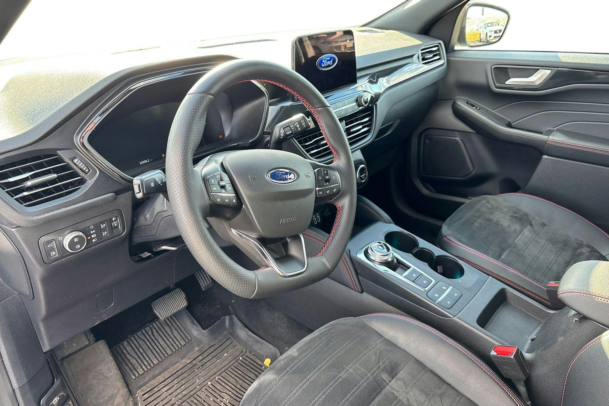valkoinen Ford Kuga 2022 kuva 3.