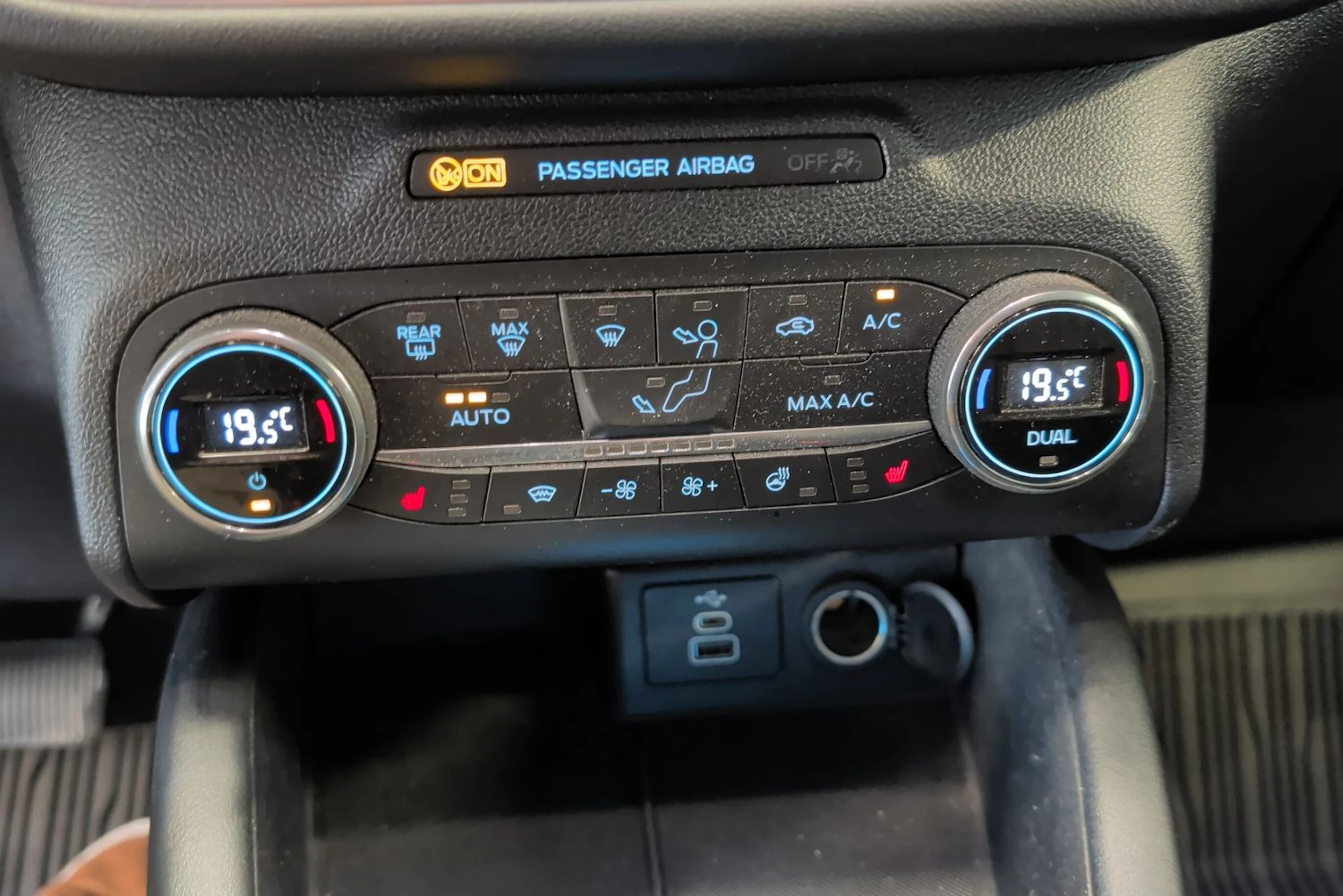 harmaa Ford Kuga 2022 kuva 18.
