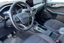 valkoinen Ford Kuga 2022 kuva 3.