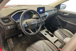 Punainen Ford Kuga 2022 kuva 3.