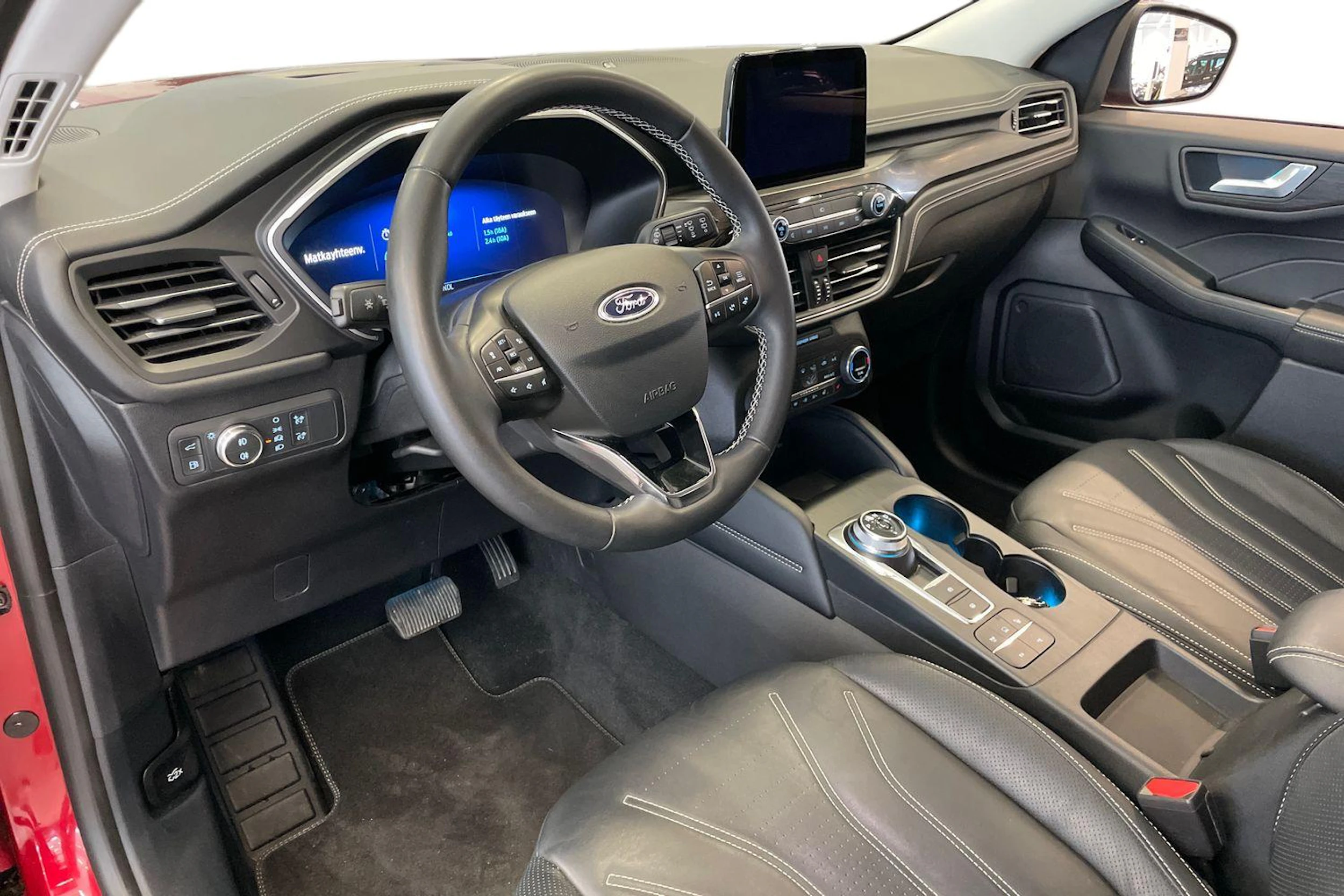 met. punainen Ford Kuga 2022 kuva 8.