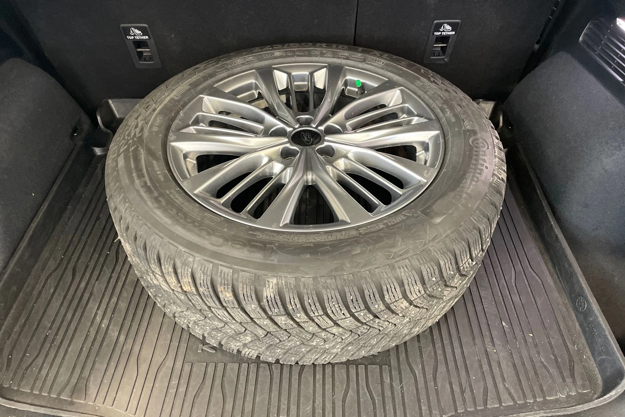 met. punainen Ford Kuga 2022 kuva 13.
