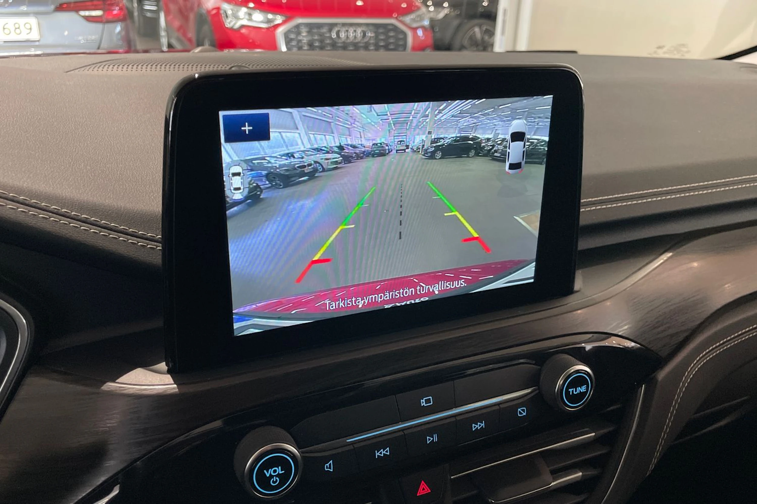 met. punainen Ford Kuga 2022 kuva 16.