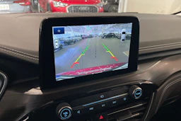 met. punainen Ford Kuga 2022 kuva 16.