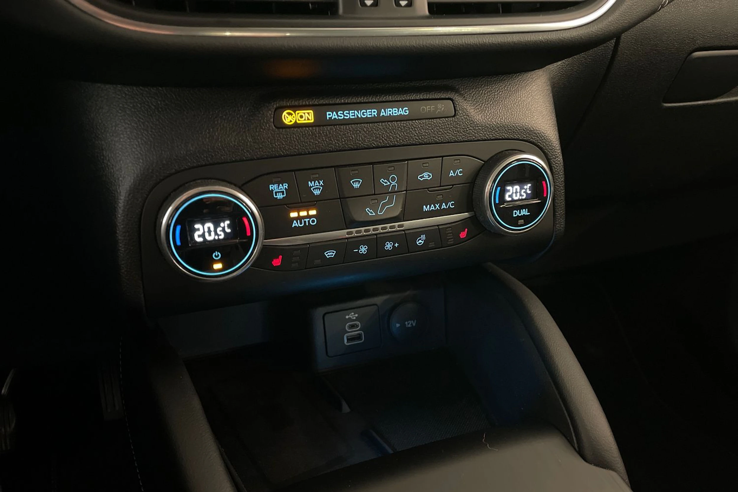 met. punainen Ford Kuga 2022 kuva 17.