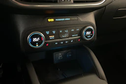 met. punainen Ford Kuga 2022 kuva 17.