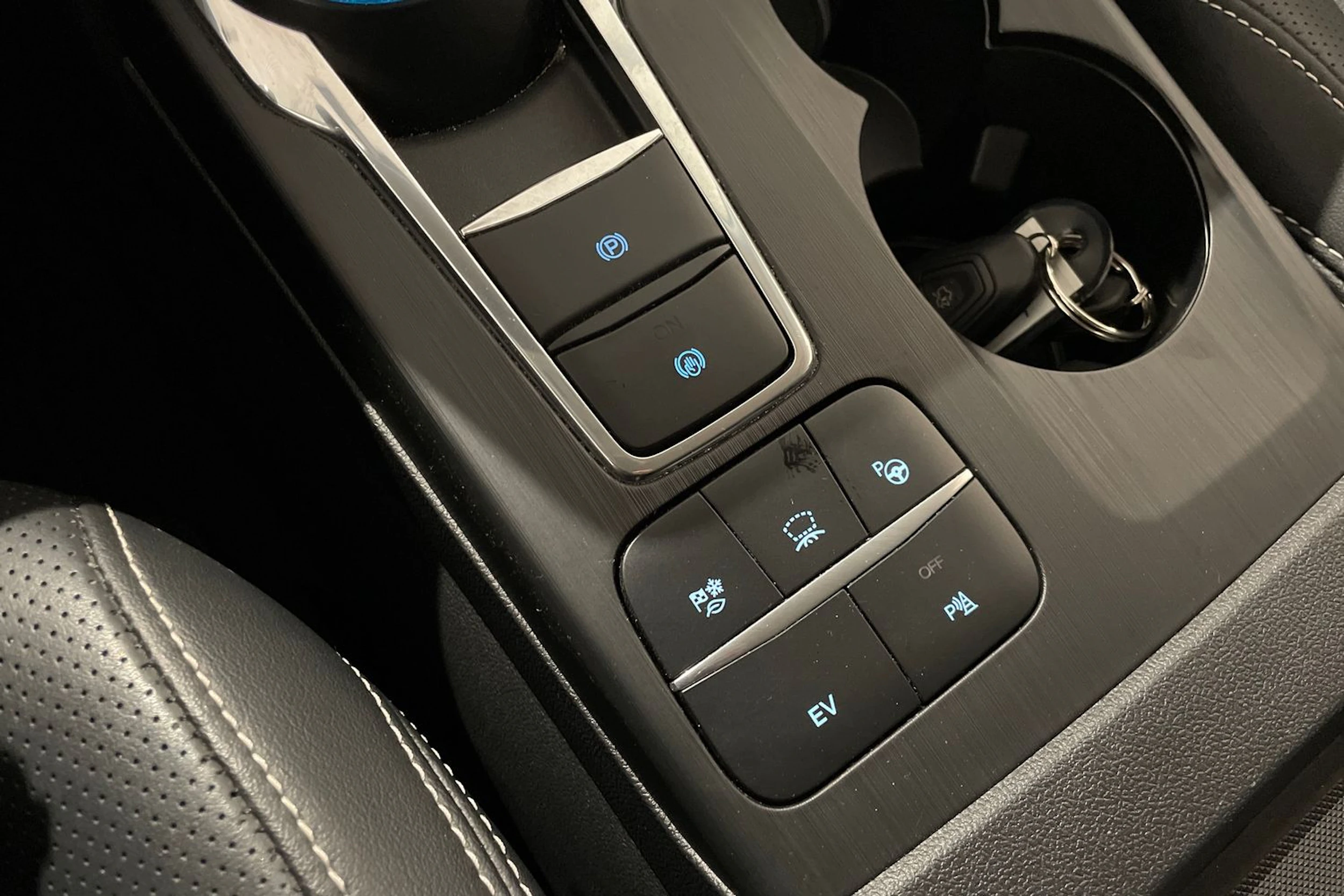 met. punainen Ford Kuga 2022 kuva 18.