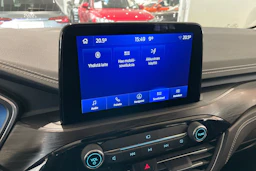 met. punainen Ford Kuga 2022 kuva 20.