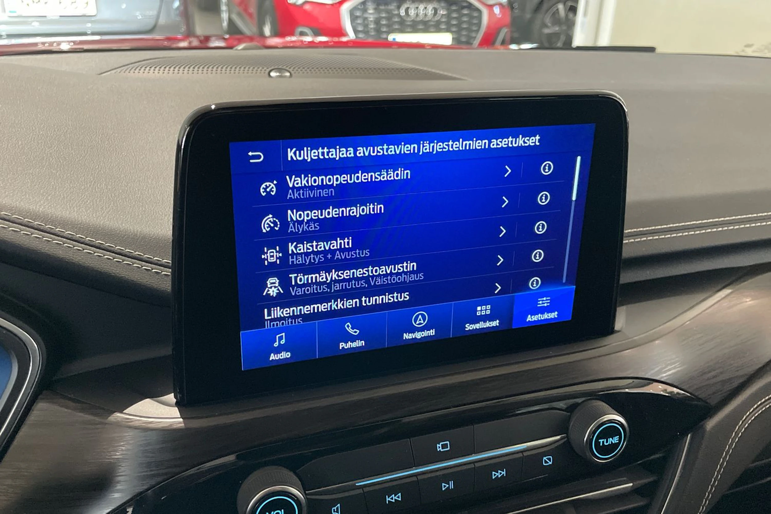 met. punainen Ford Kuga 2022 kuva 21.