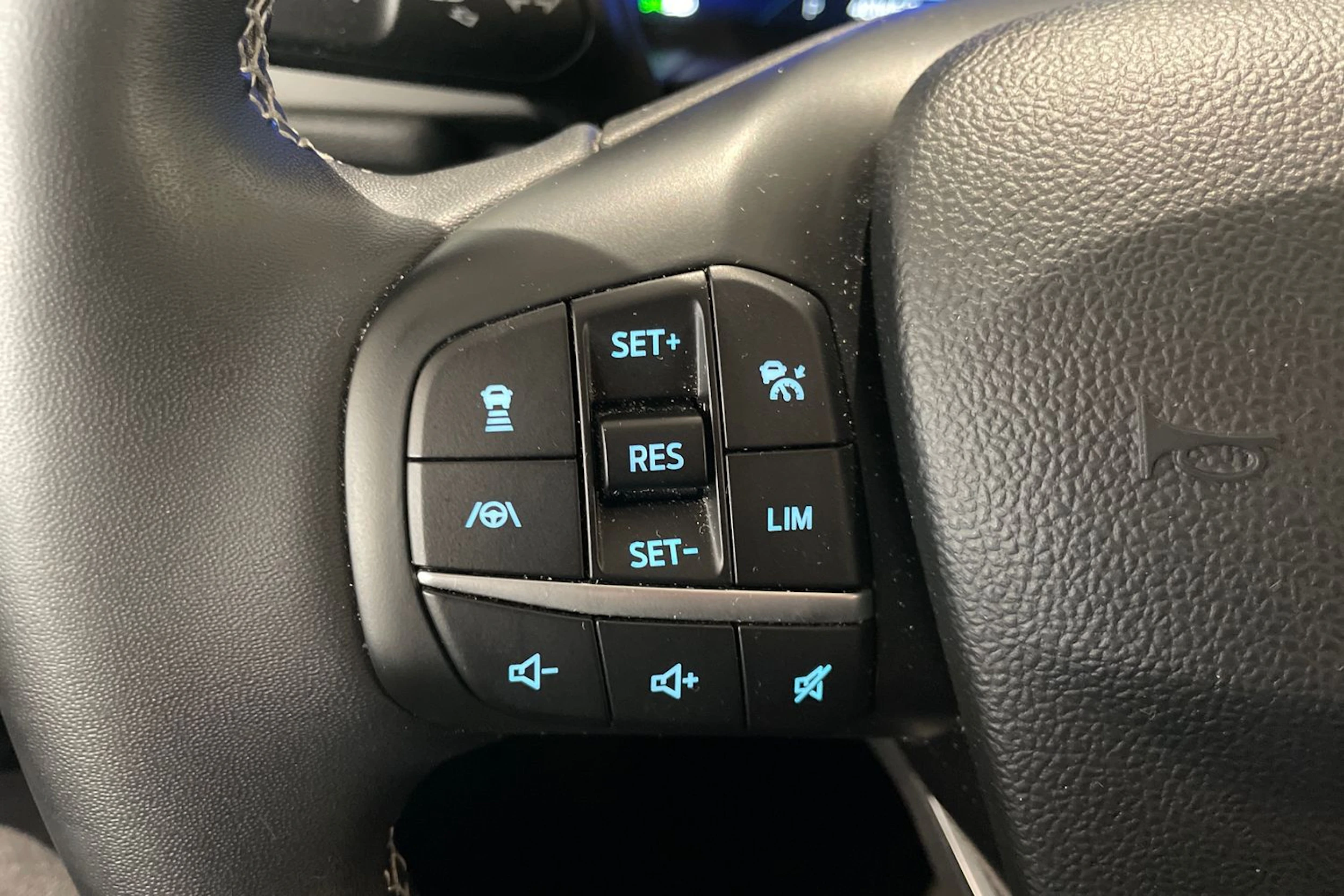 met. punainen Ford Kuga 2022 kuva 23.