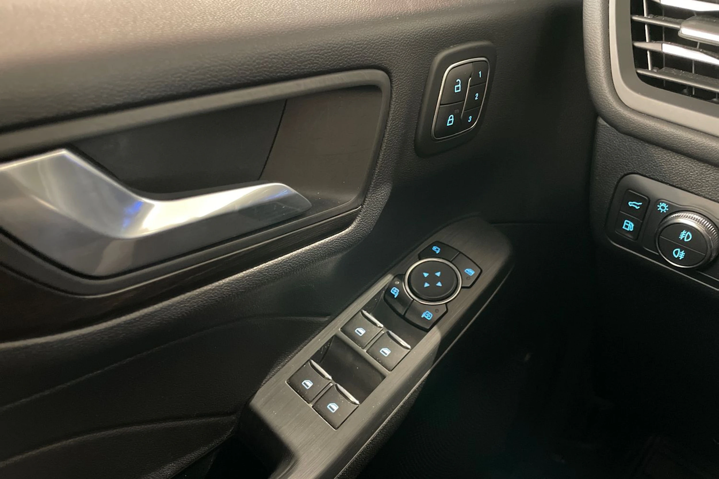 met. punainen Ford Kuga 2022 kuva 24.