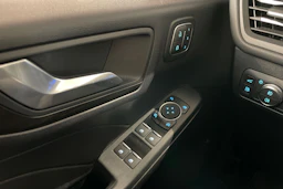 met. punainen Ford Kuga 2022 kuva 24.