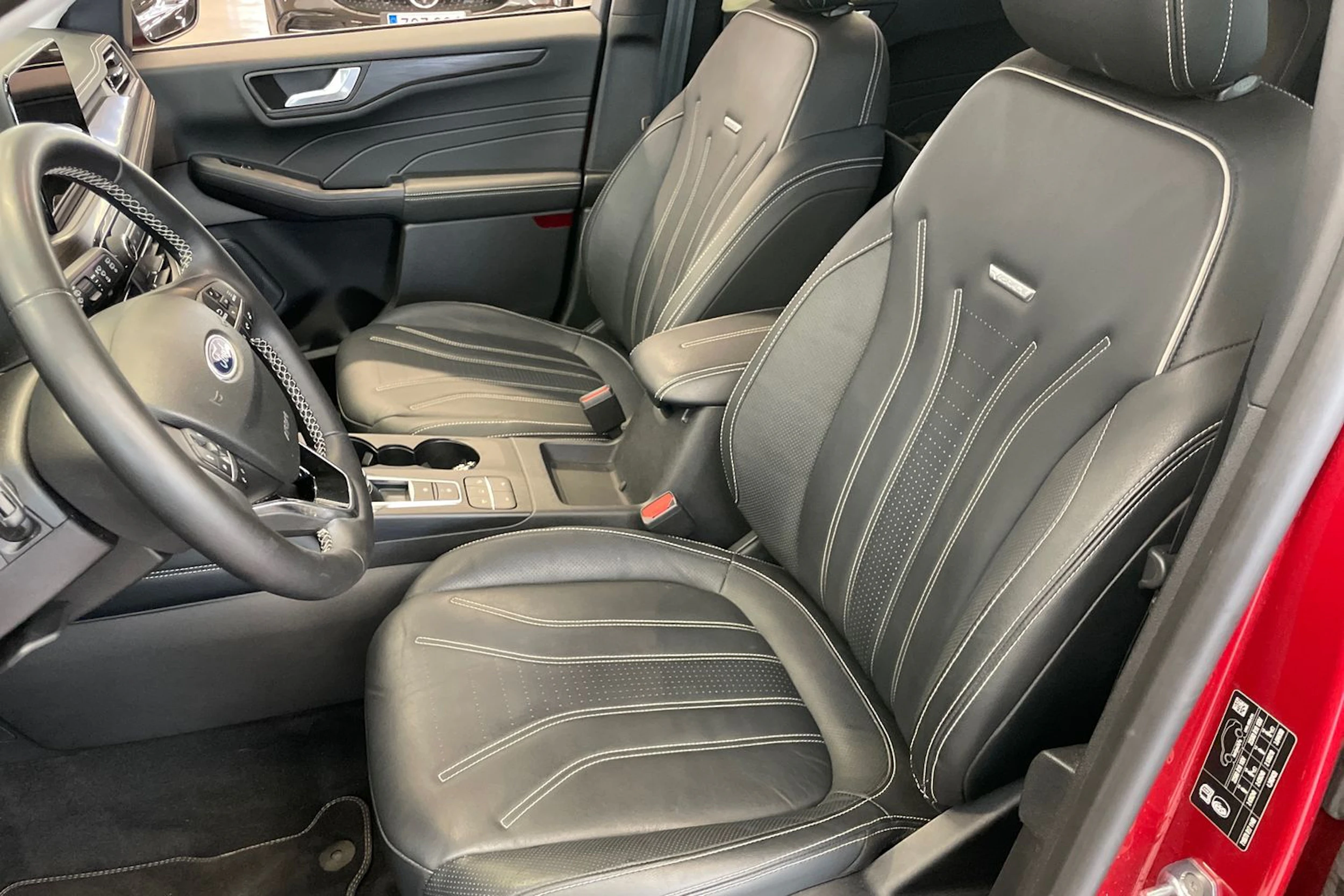 met. punainen Ford Kuga 2022 kuva 27.