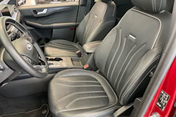 met. punainen Ford Kuga 2022 kuva 27.