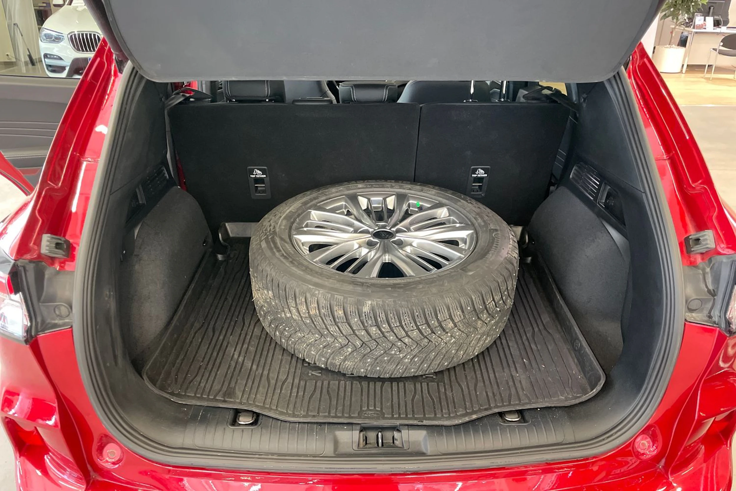 met. punainen Ford Kuga 2022 kuva 28.
