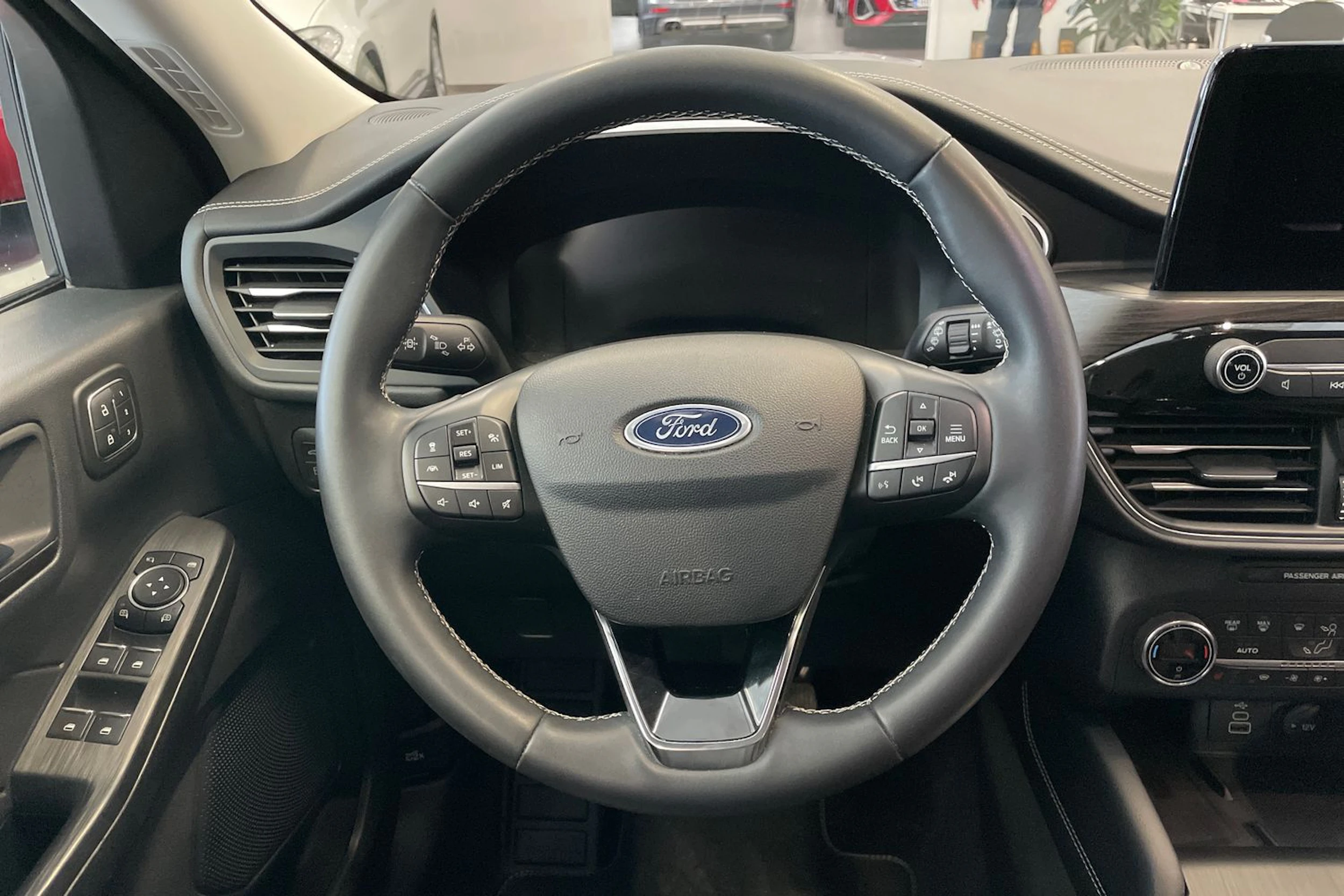 met. punainen Ford Kuga 2022 kuva 29.