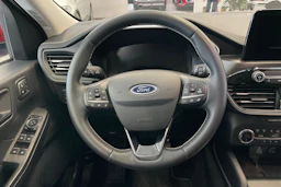 met. punainen Ford Kuga 2022 kuva 29.