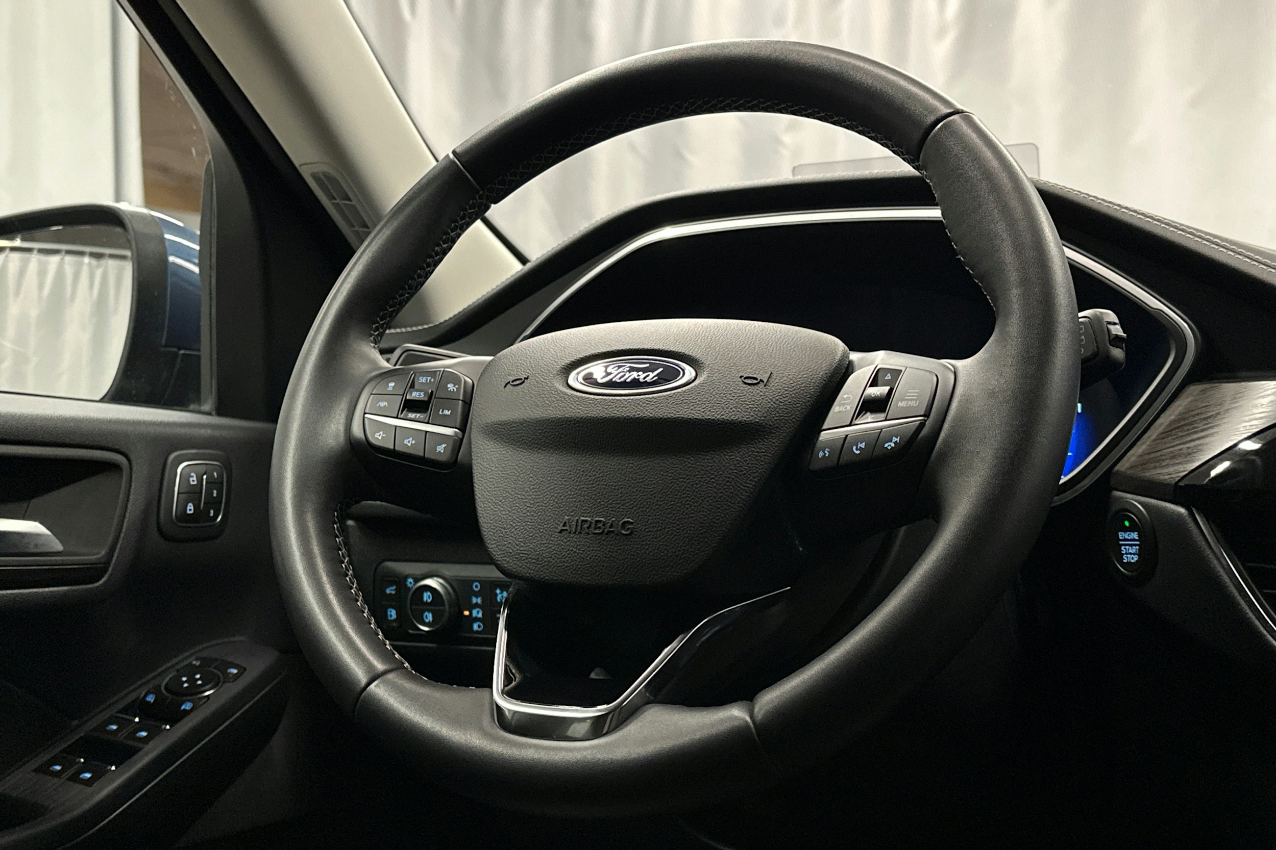 sininen Ford Kuga 2022 kuva 20.