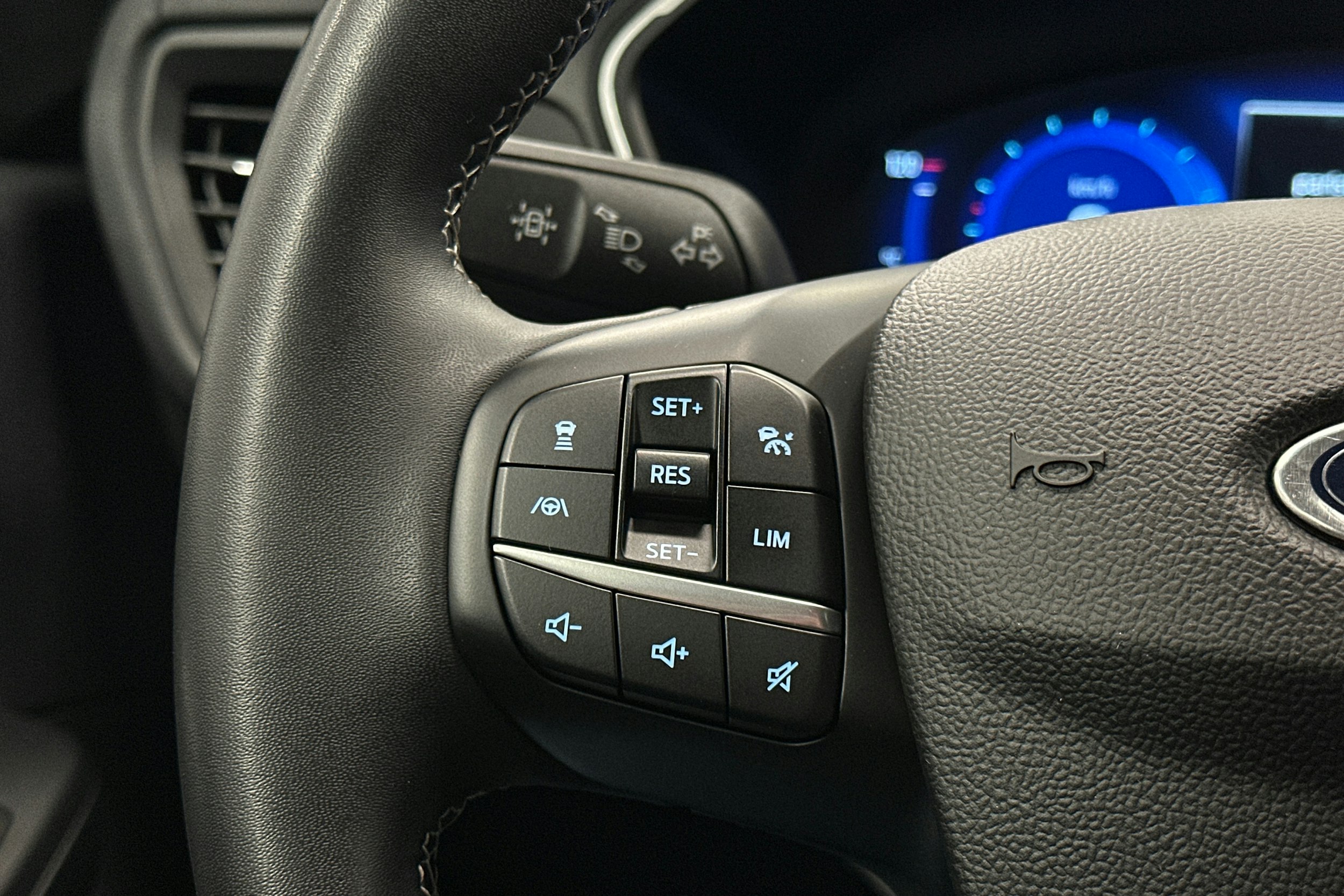 sininen Ford Kuga 2022 kuva 21.