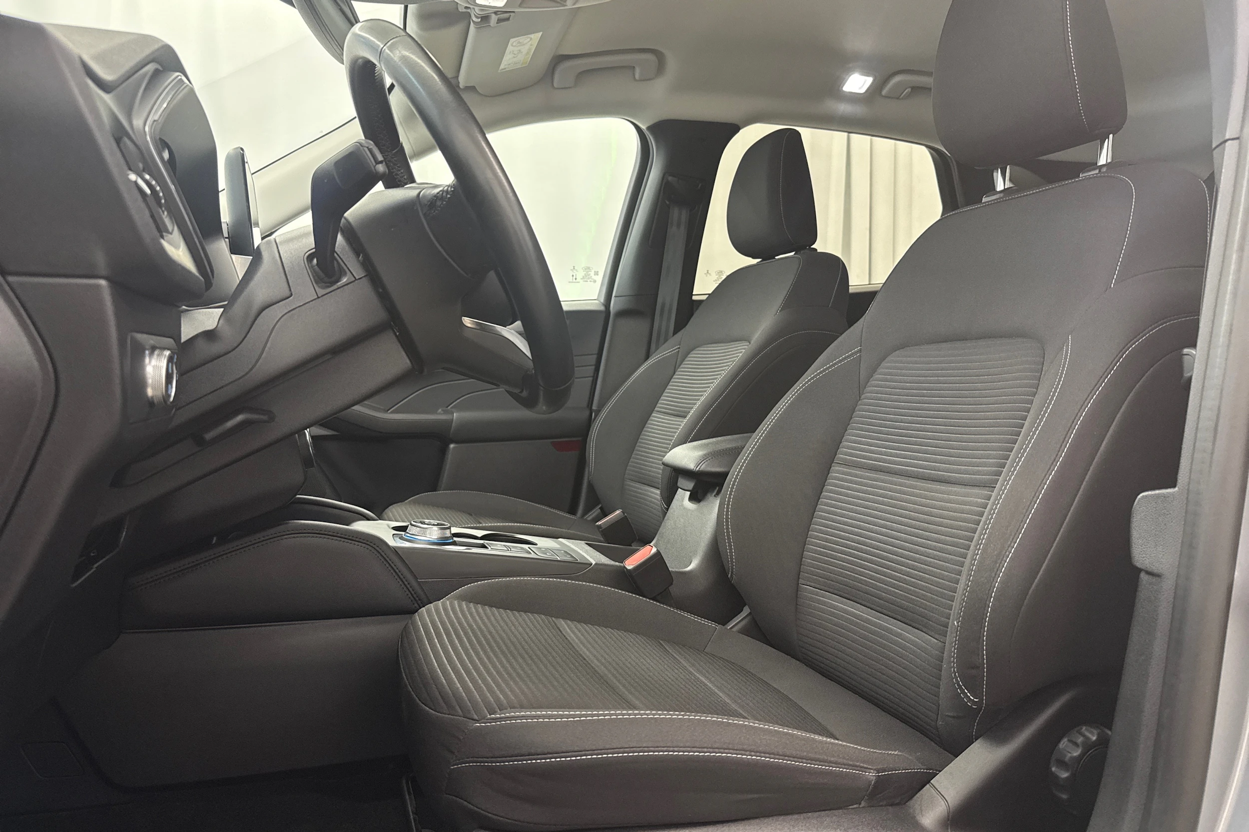 harmaa Ford Kuga 2022 kuva 27.