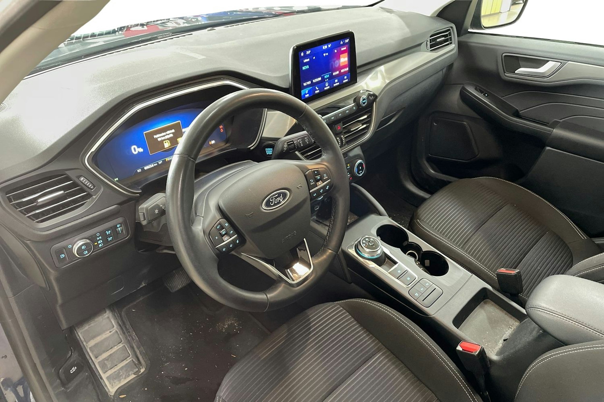 Sininen Ford Kuga 2023 kuva 3.
