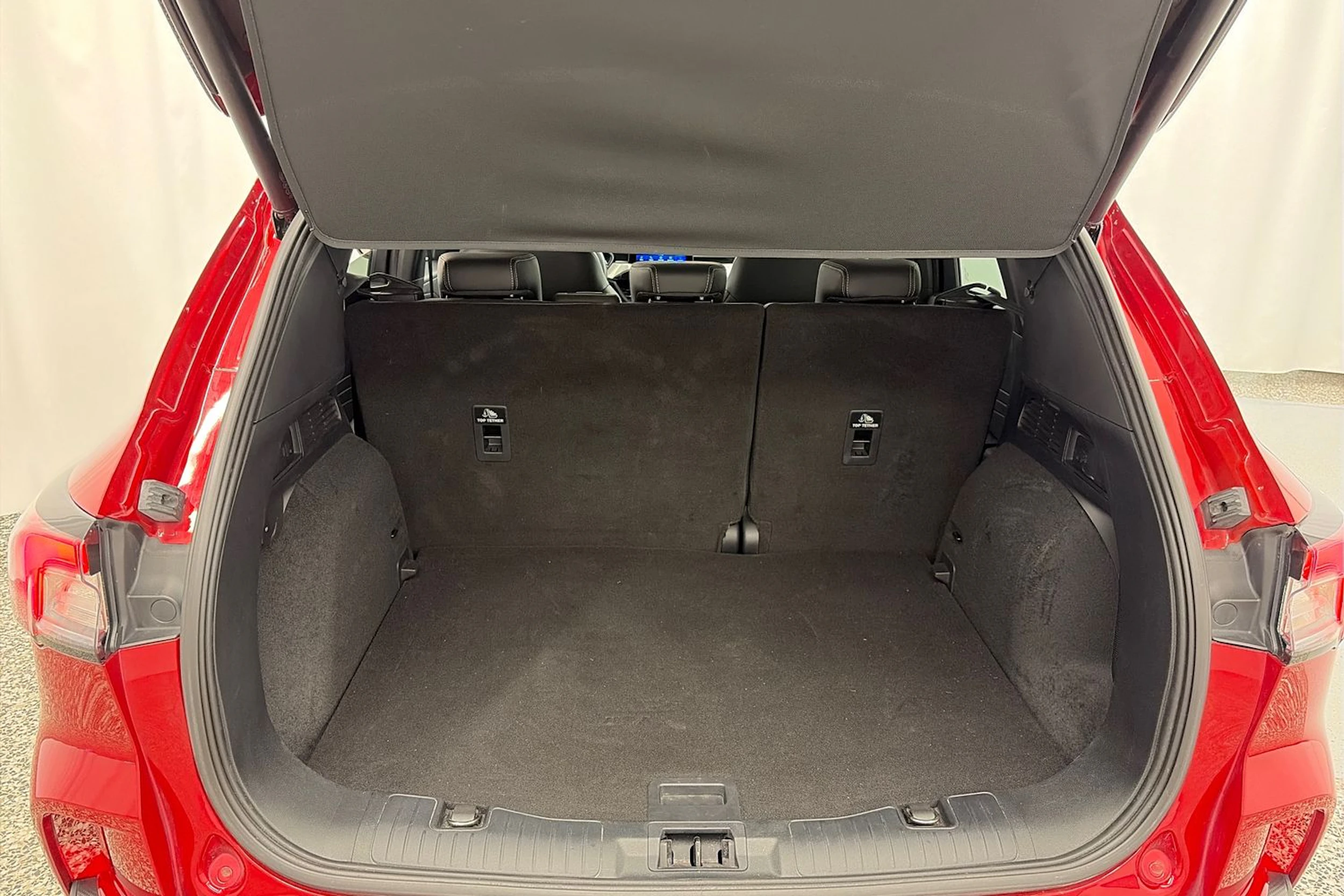 punainen Ford Kuga 2023 kuva 12.