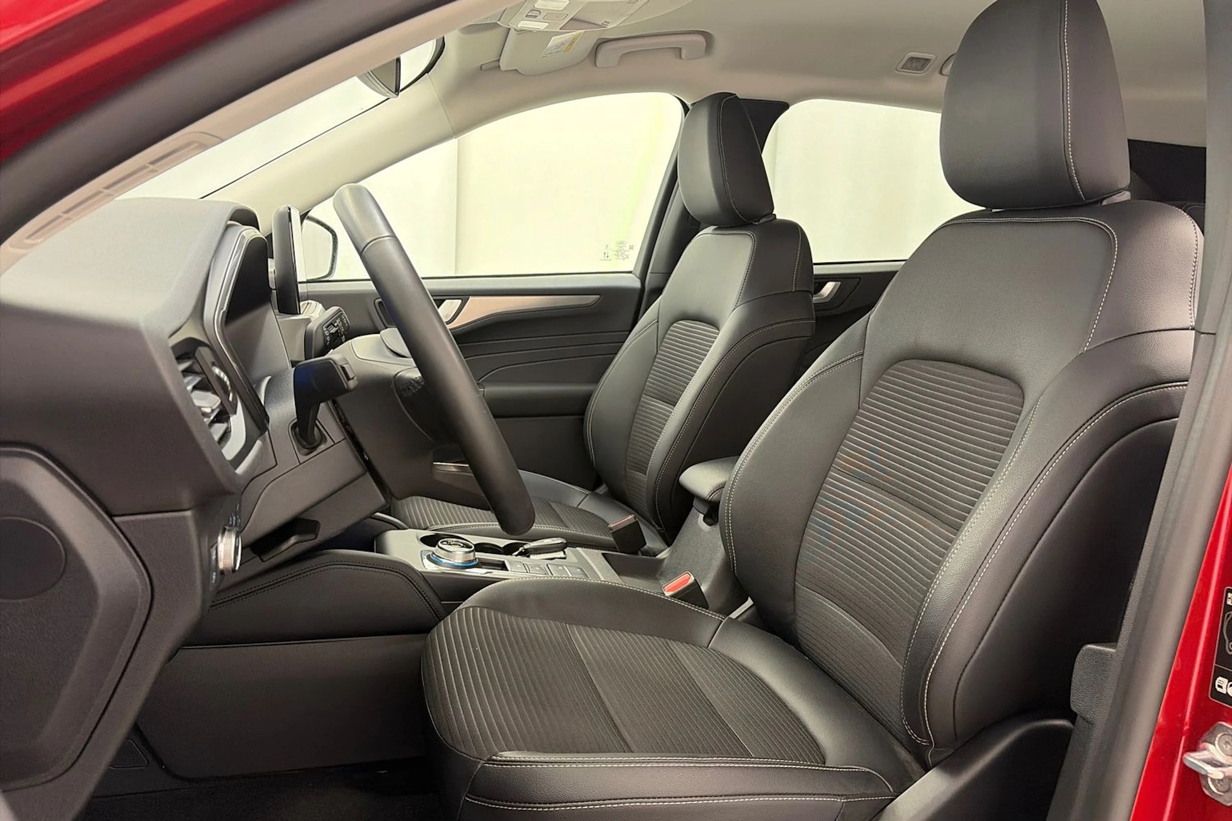 punainen Ford Kuga 2023 kuva 14.