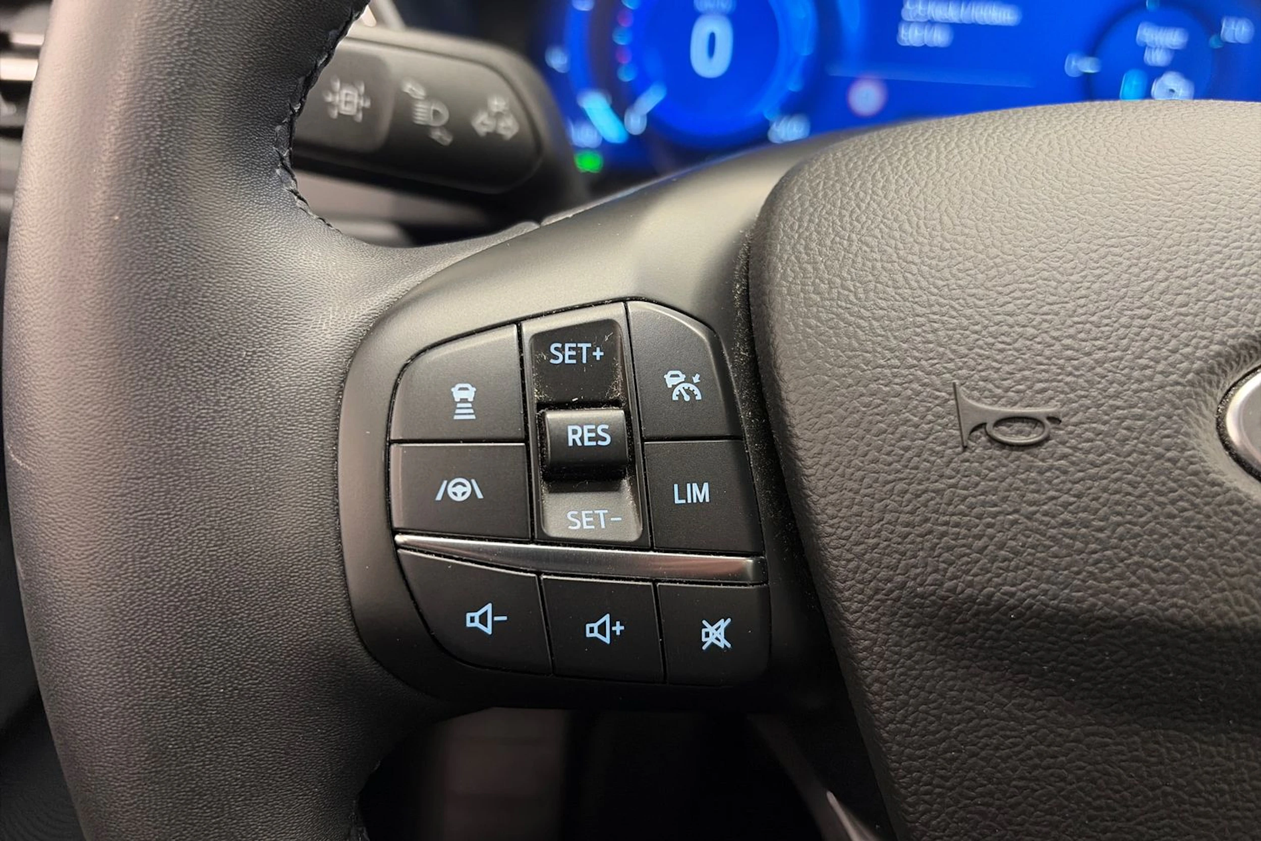 punainen Ford Kuga 2023 kuva 17.