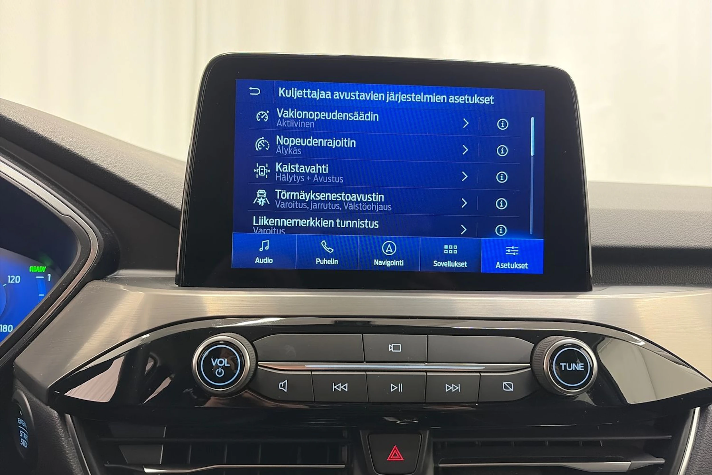 punainen Ford Kuga 2023 kuva 22.