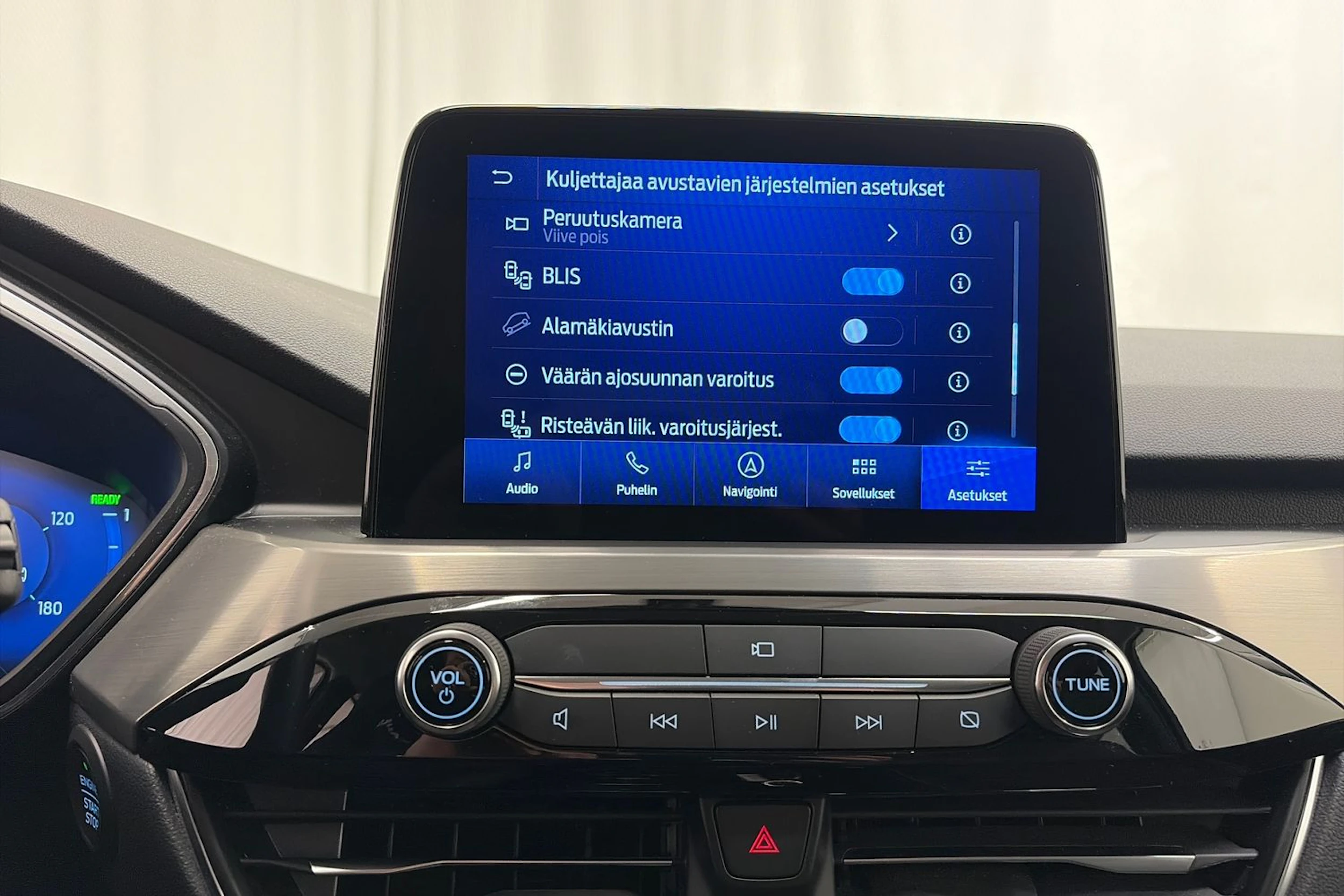 punainen Ford Kuga 2023 kuva 23.