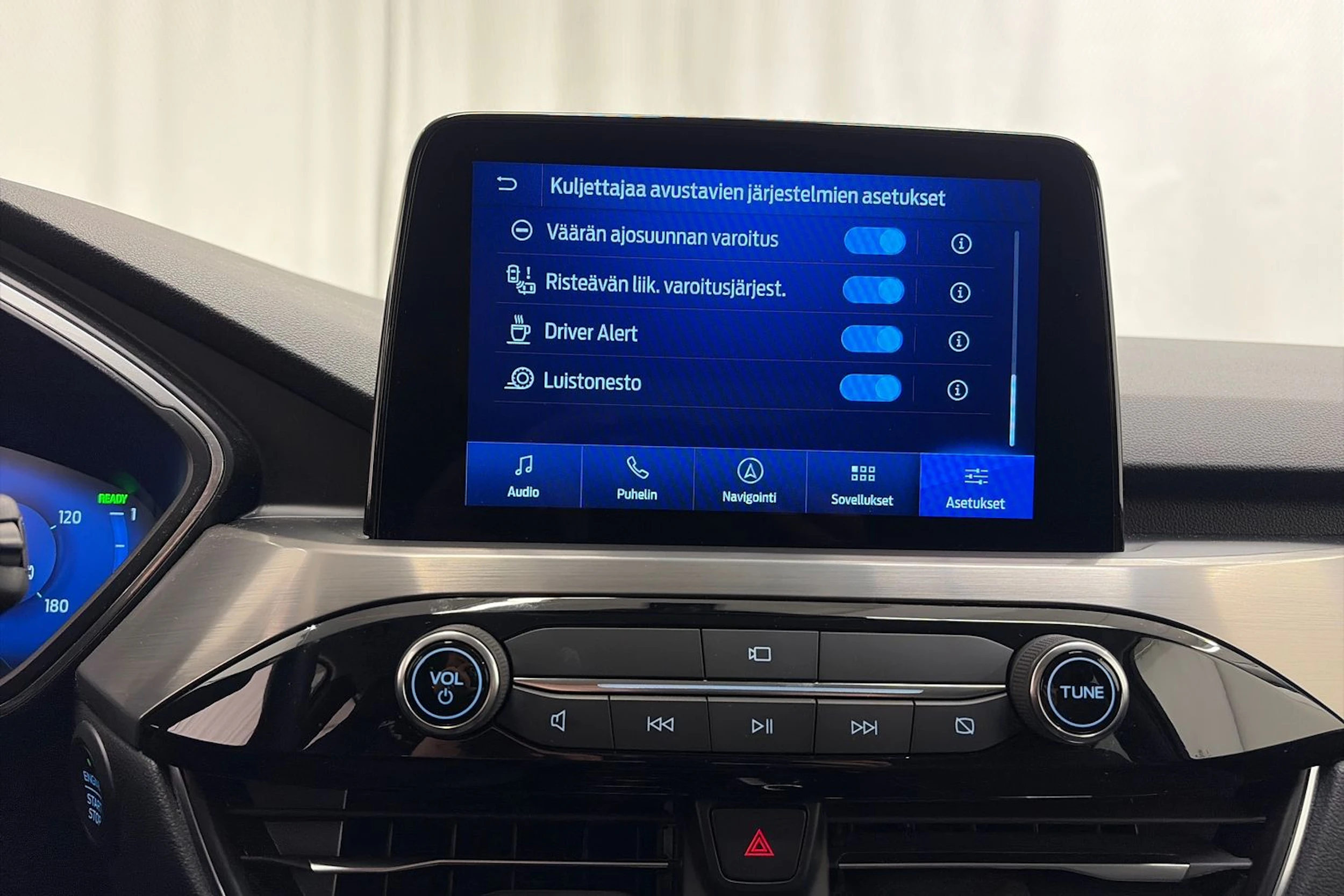 punainen Ford Kuga 2023 kuva 24.