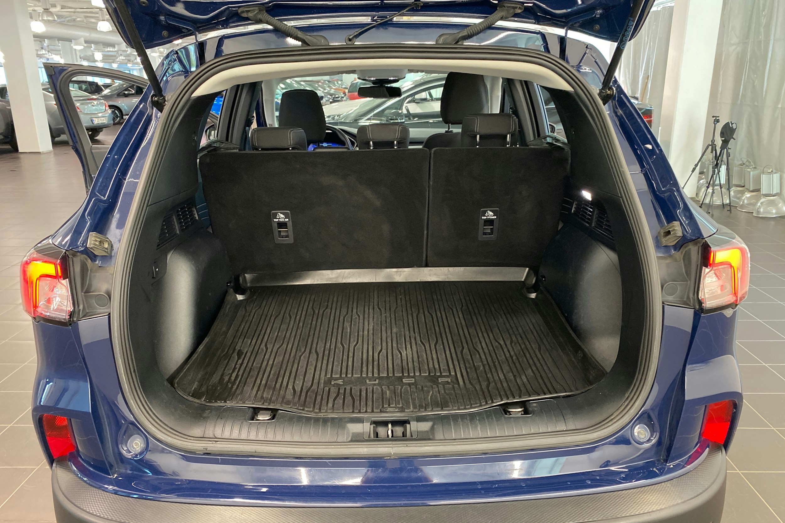 sininen Ford Kuga 2023 kuva 16.