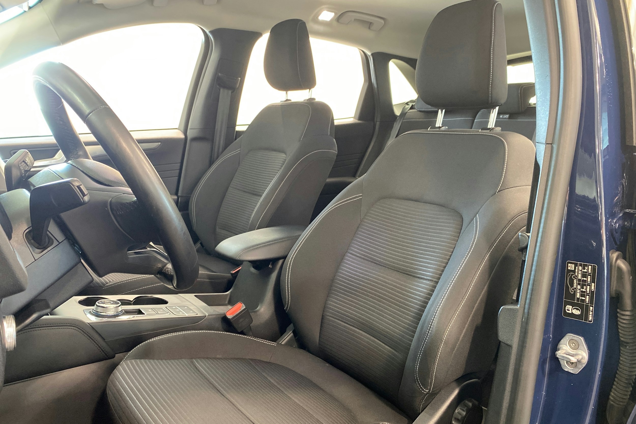 sininen Ford Kuga 2023 kuva 17.