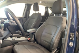 sininen Ford Kuga 2023 kuva 17.