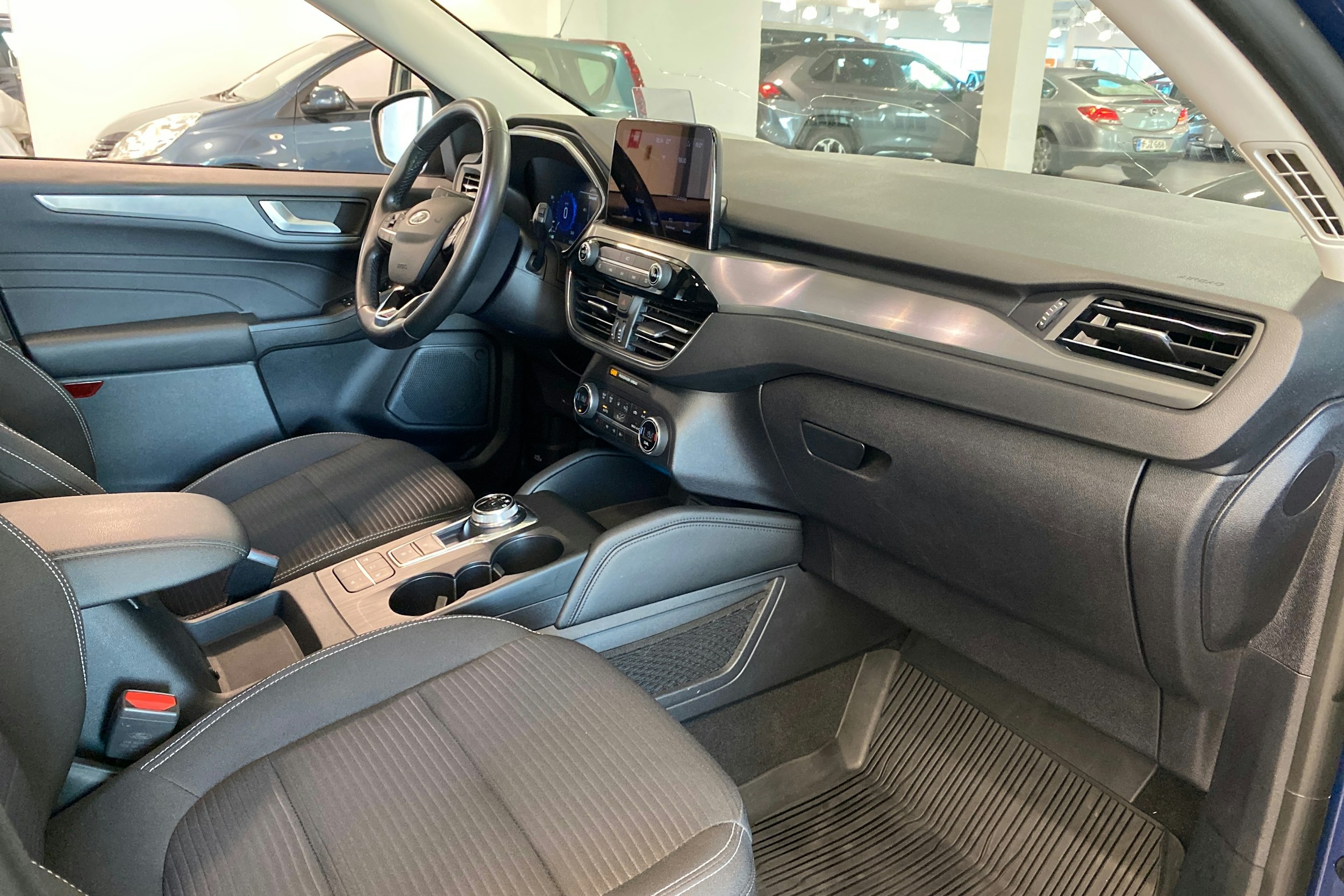 sininen Ford Kuga 2023 kuva 18.