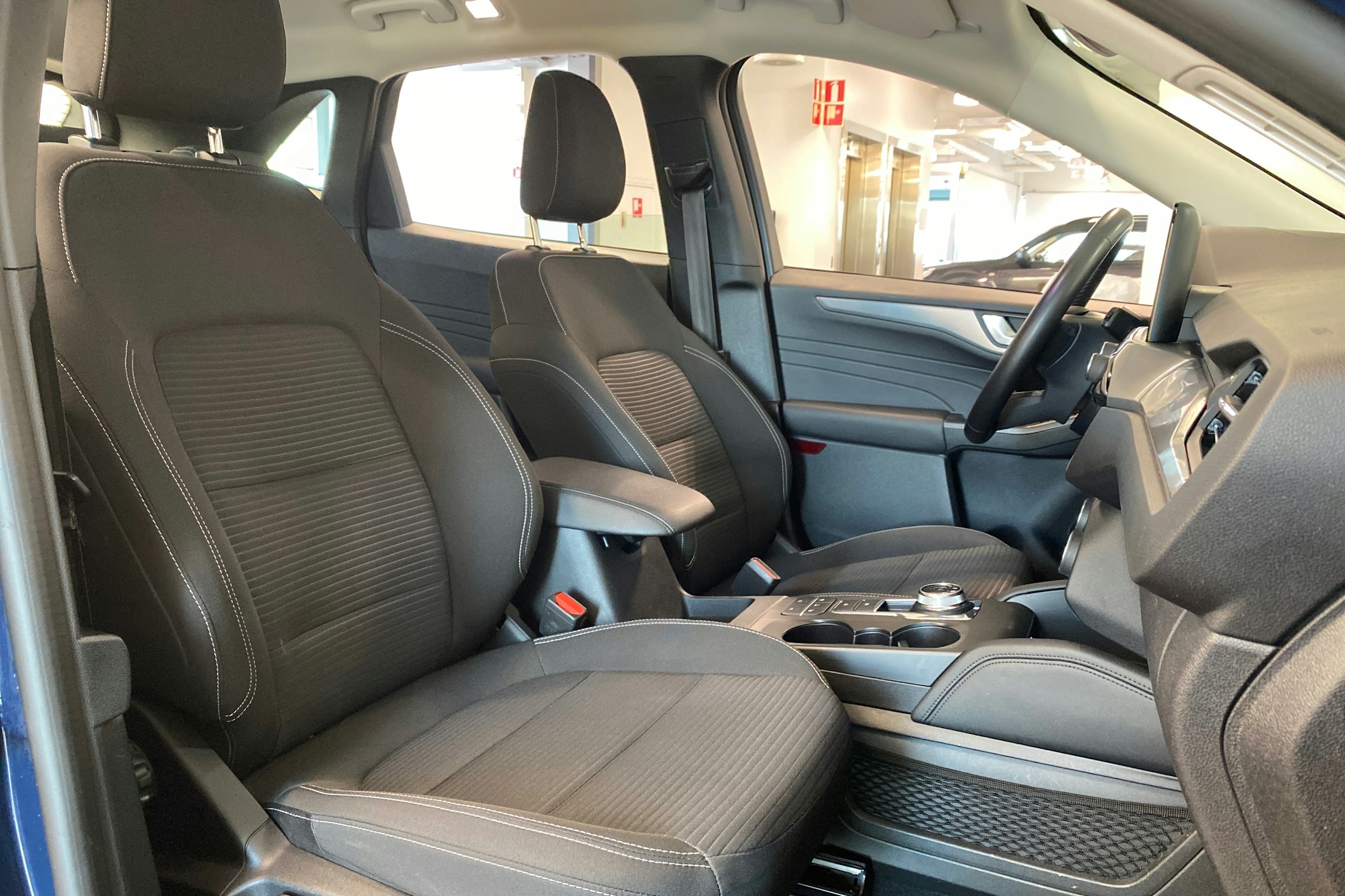 sininen Ford Kuga 2023 kuva 19.
