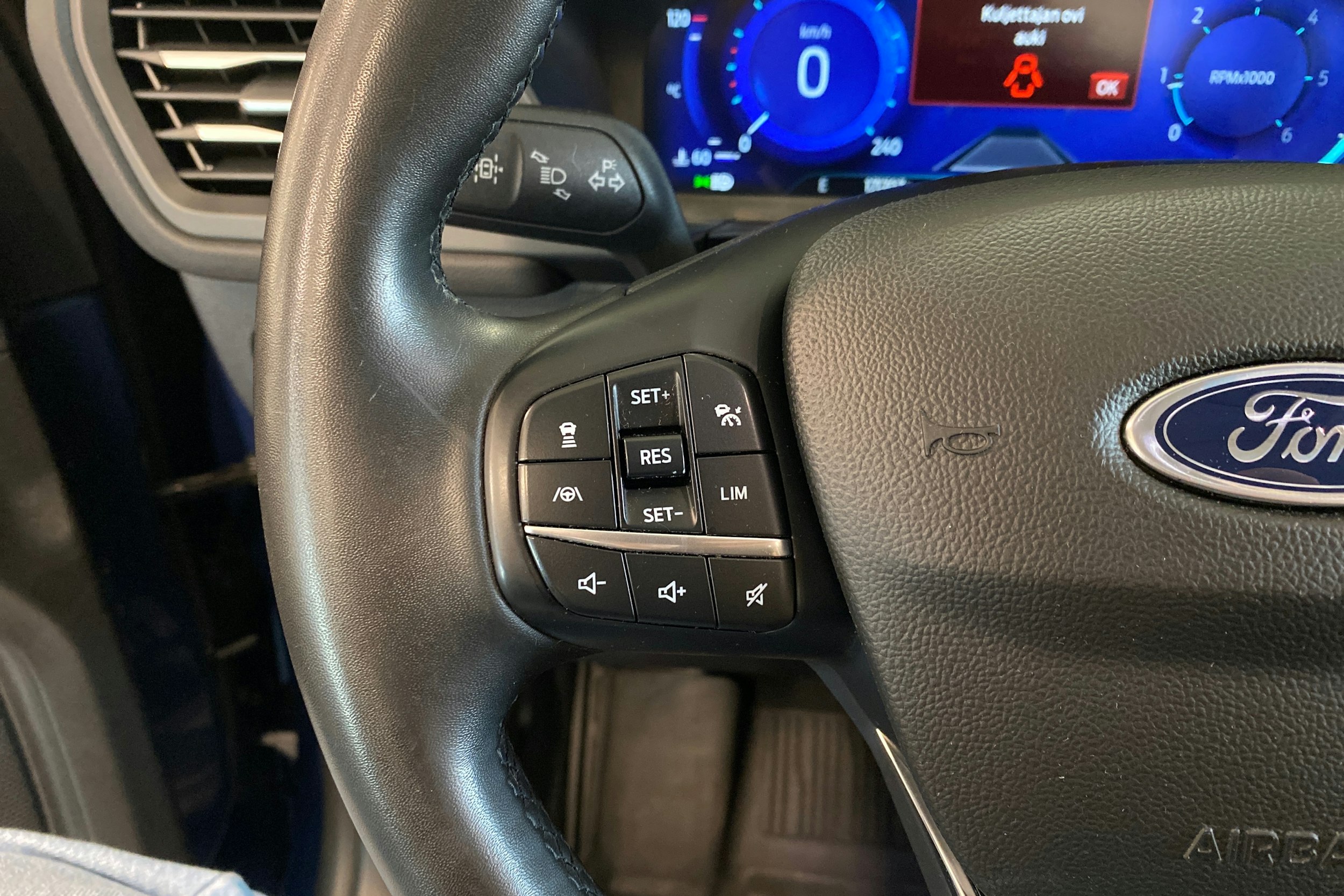 sininen Ford Kuga 2023 kuva 22.