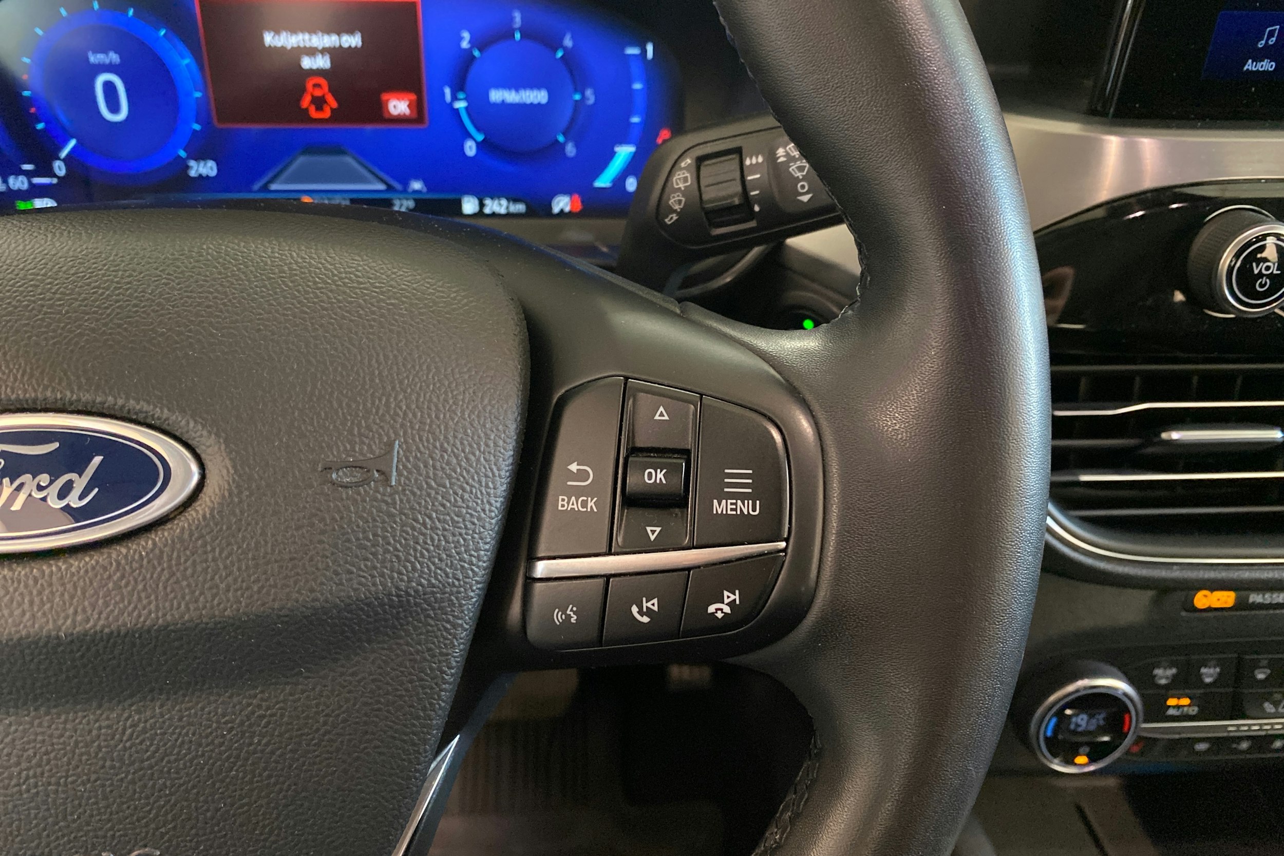 sininen Ford Kuga 2023 kuva 23.