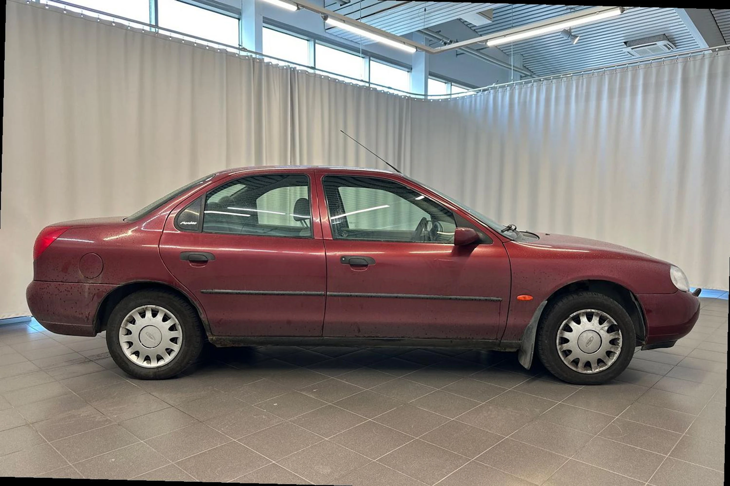 Punainen Ford MONDEO 1998 kuva 8.