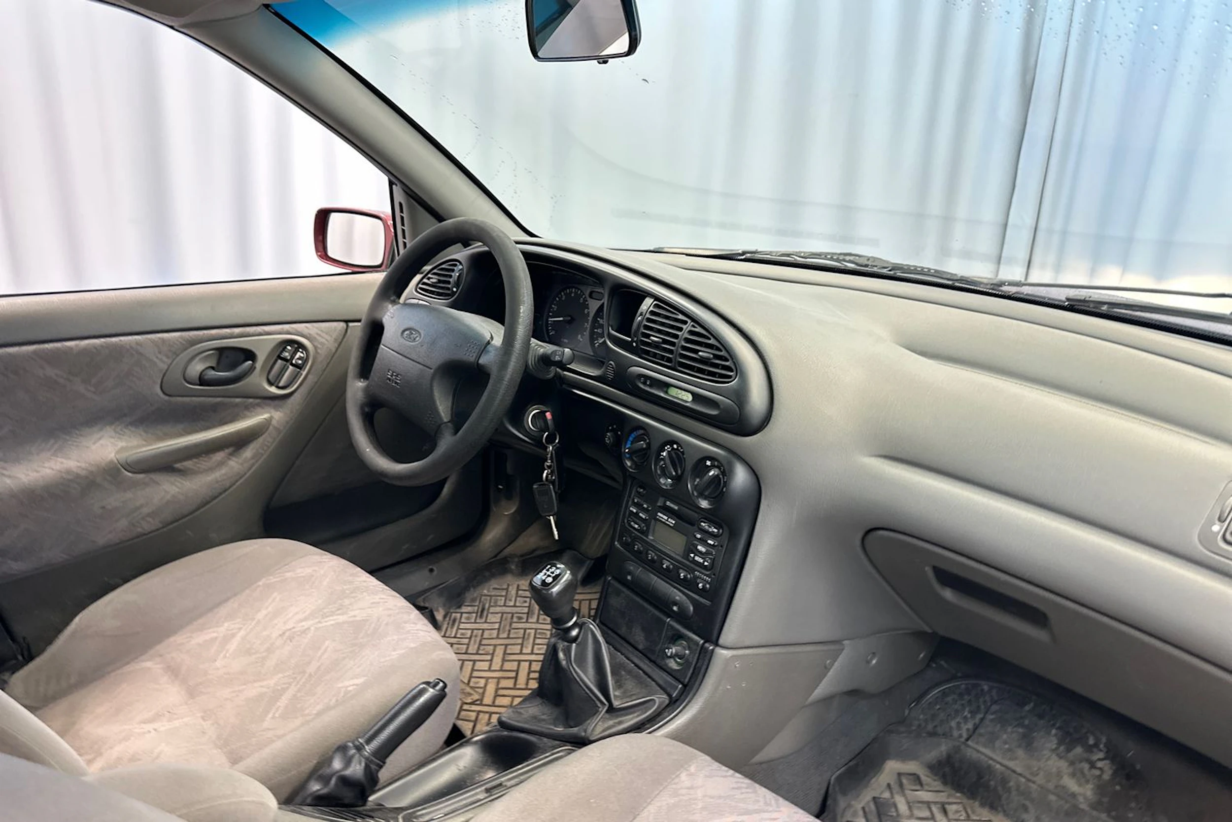 Punainen Ford MONDEO 1998 kuva 15.