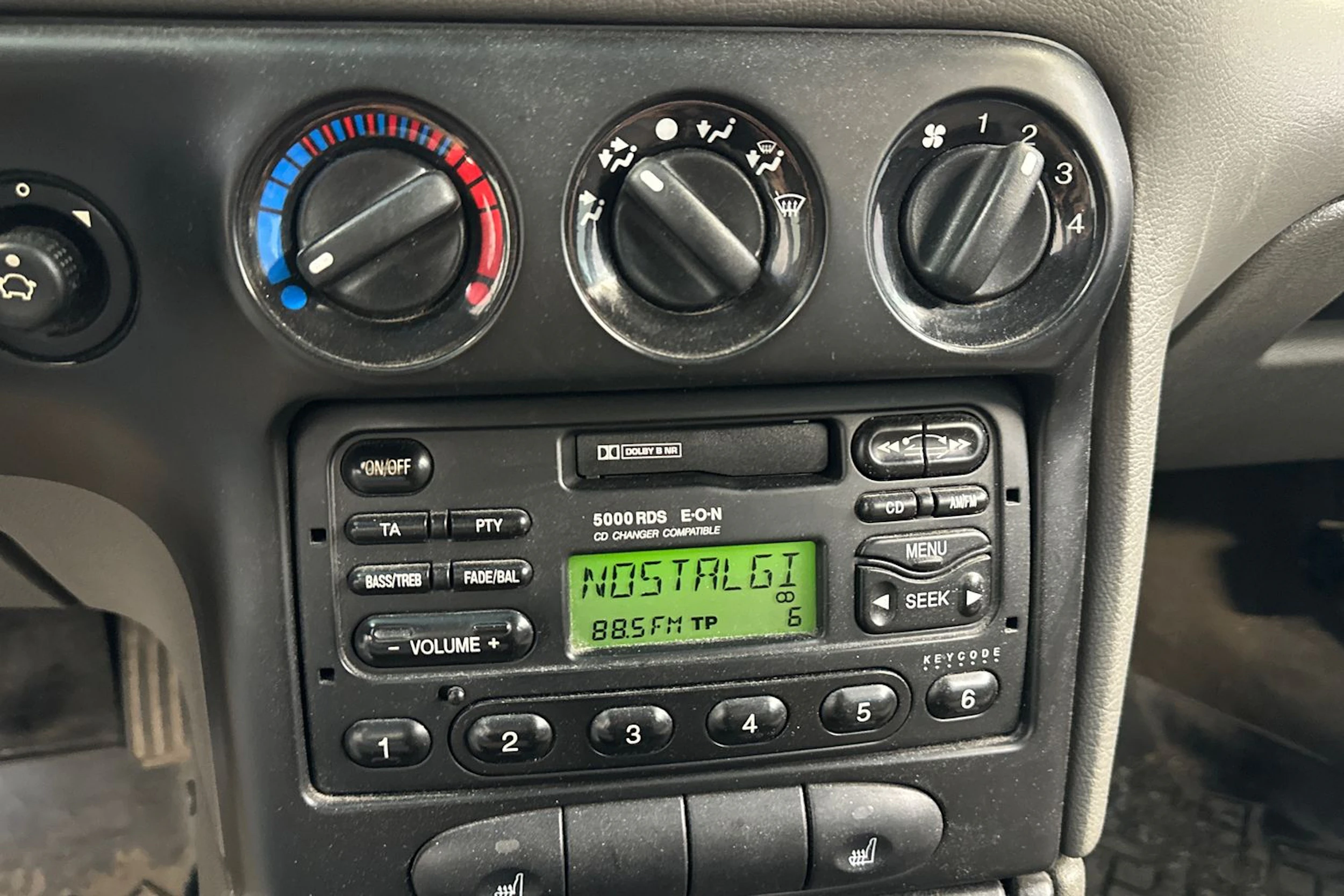 Punainen Ford MONDEO 1998 kuva 21.