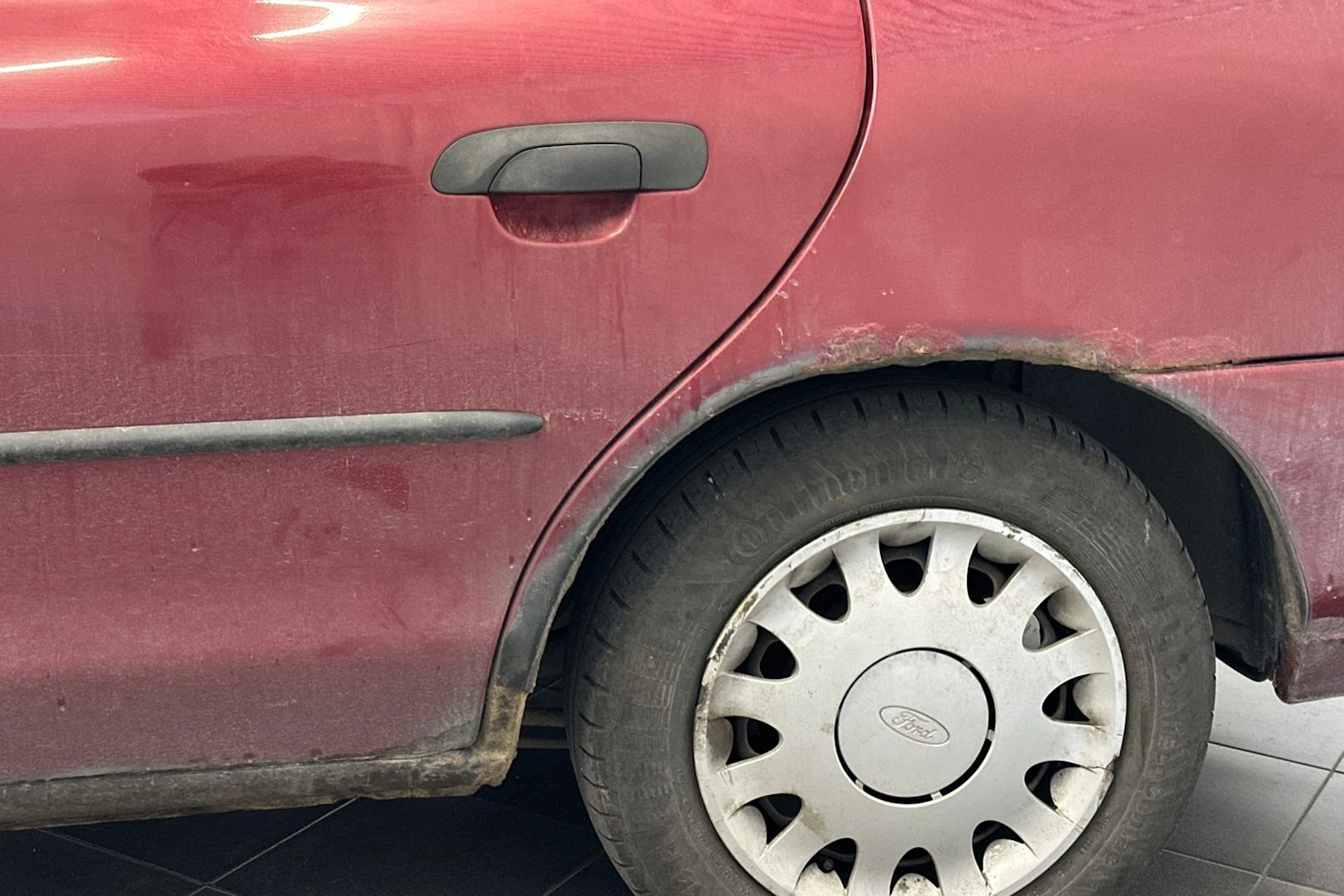 Punainen Ford MONDEO 1998 kuva 27.