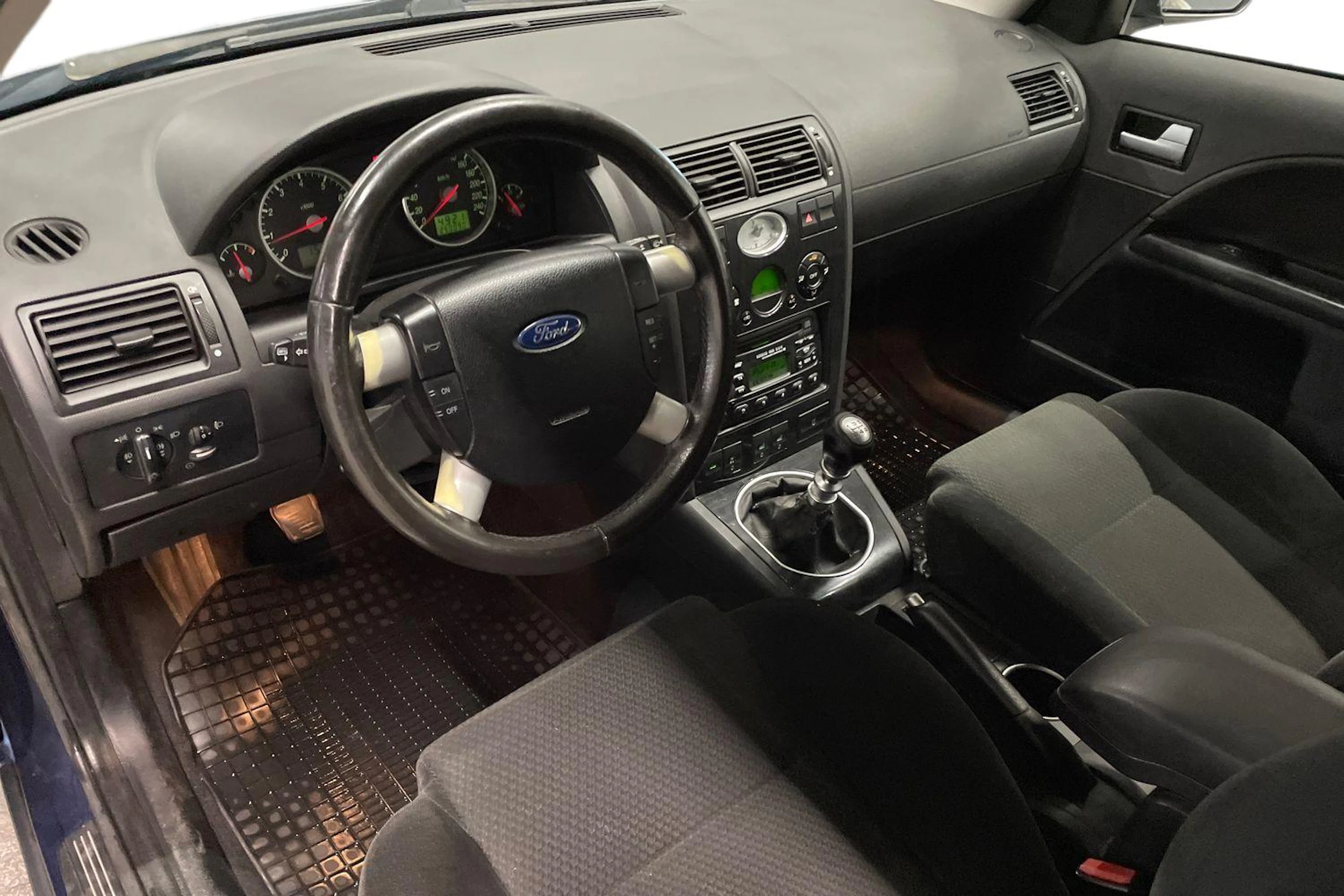 sininen Ford Mondeo 2003 kuva 6.