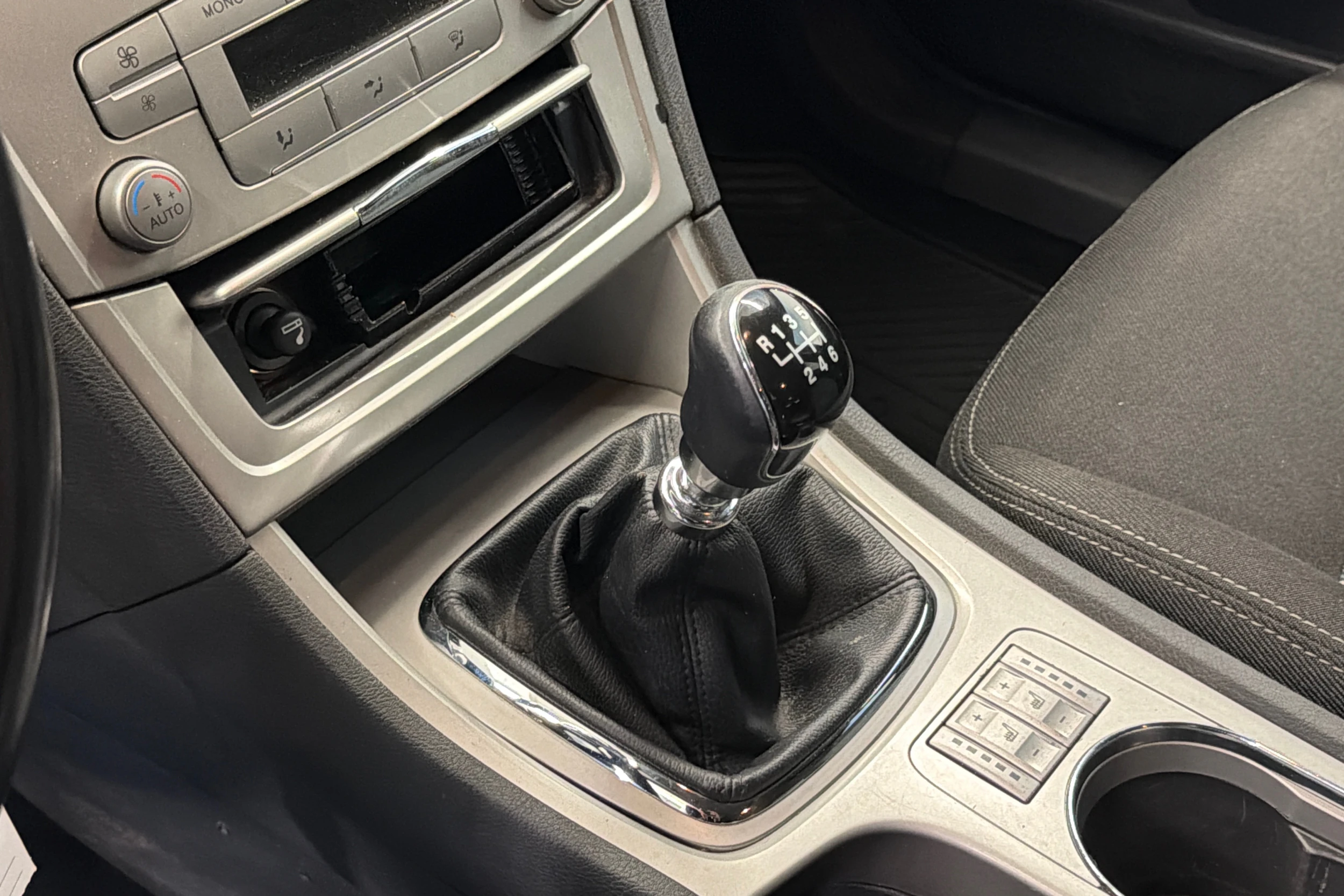 harmaa Ford Mondeo 2009 kuva 12.