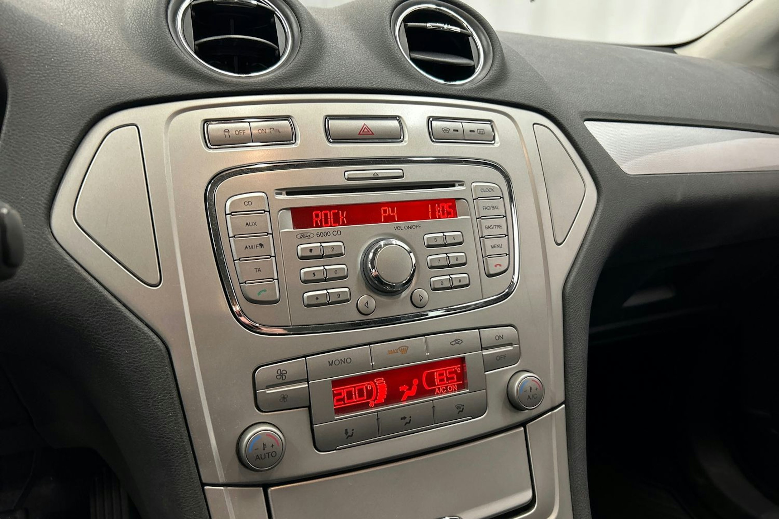 punainen Ford Mondeo 2009 kuva 15.