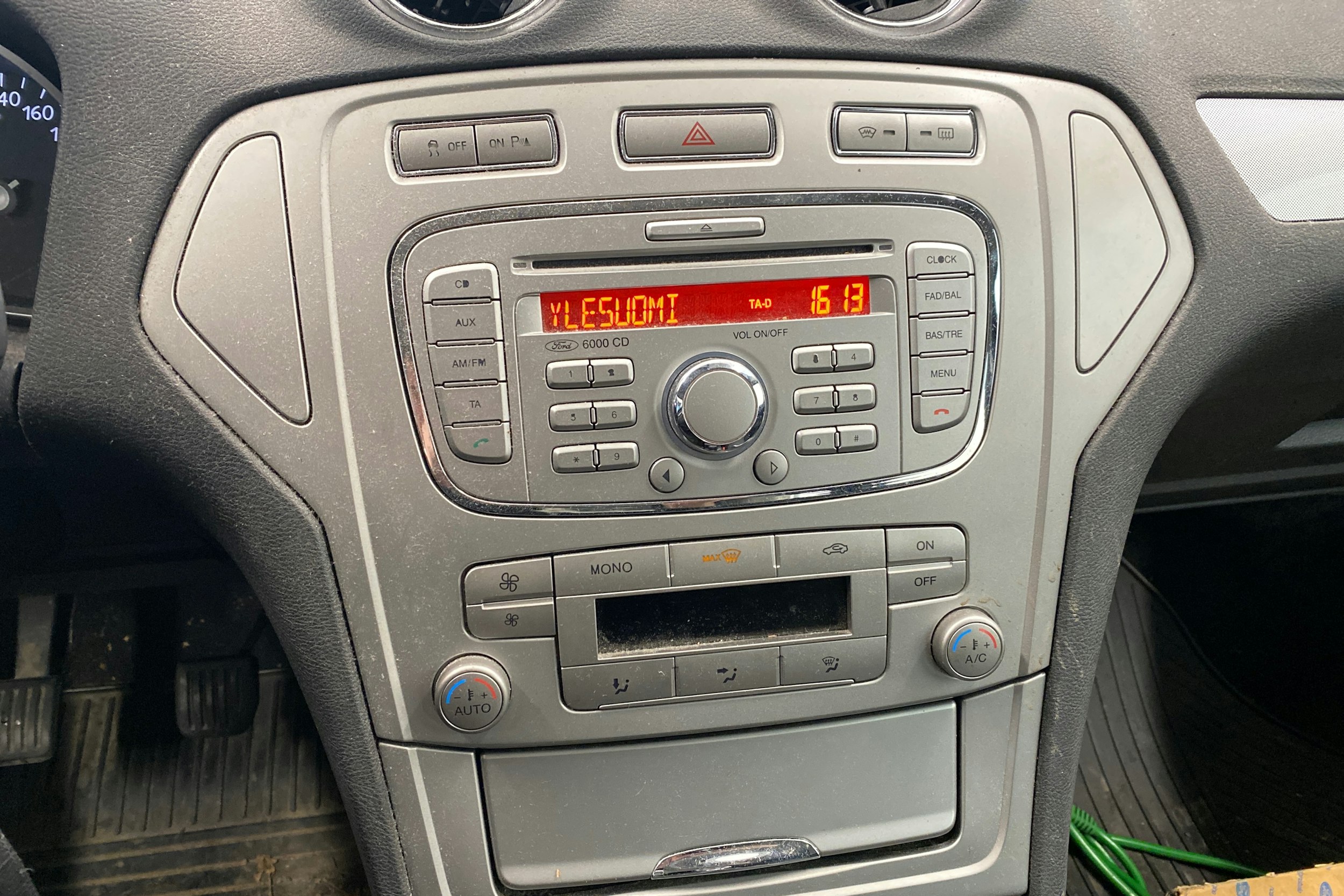 Valkoinen Ford MONDEO 2010 kuva 15.