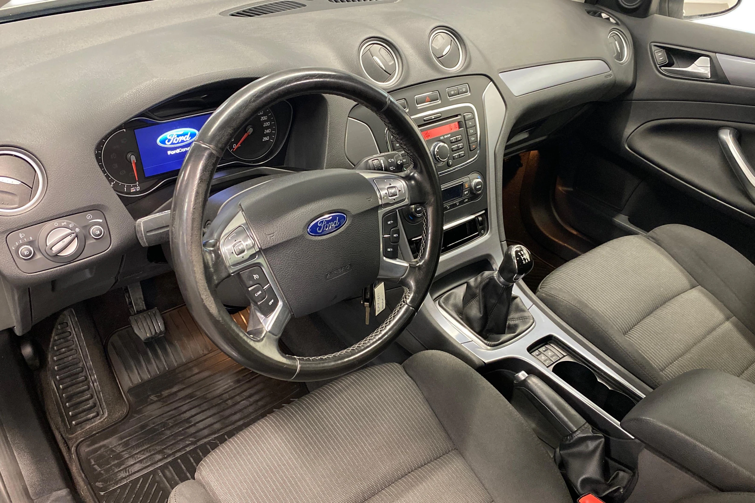 ruskea (beige) Ford Mondeo 2011 kuva 6.