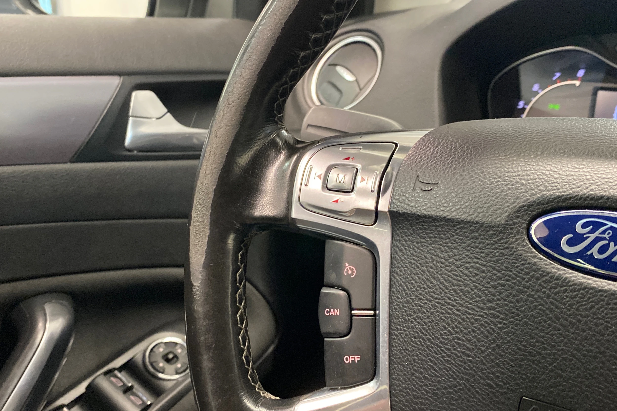 ruskea (beige) Ford Mondeo 2011 kuva 12.