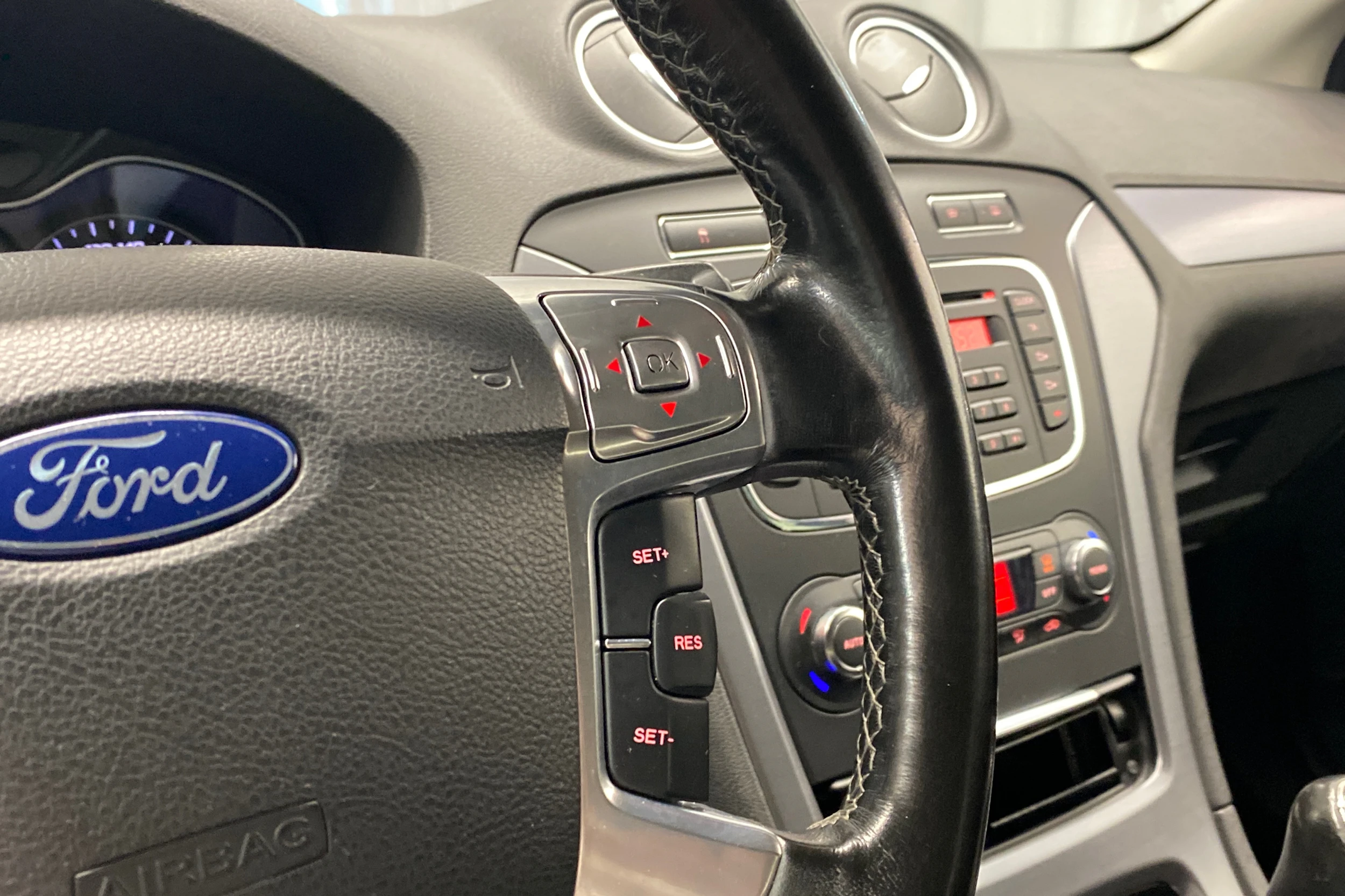 ruskea (beige) Ford Mondeo 2011 kuva 13.