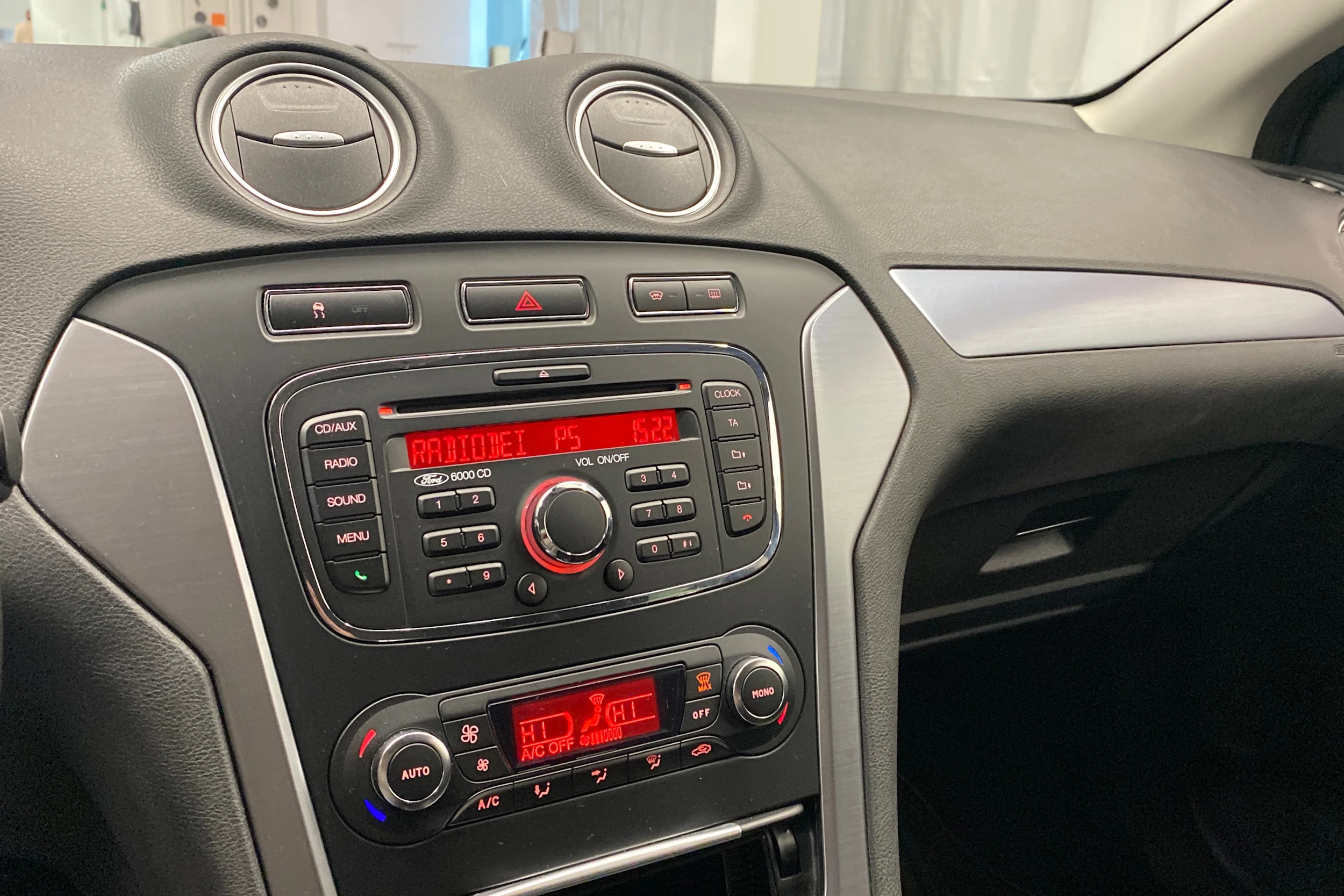 ruskea (beige) Ford Mondeo 2011 kuva 15.